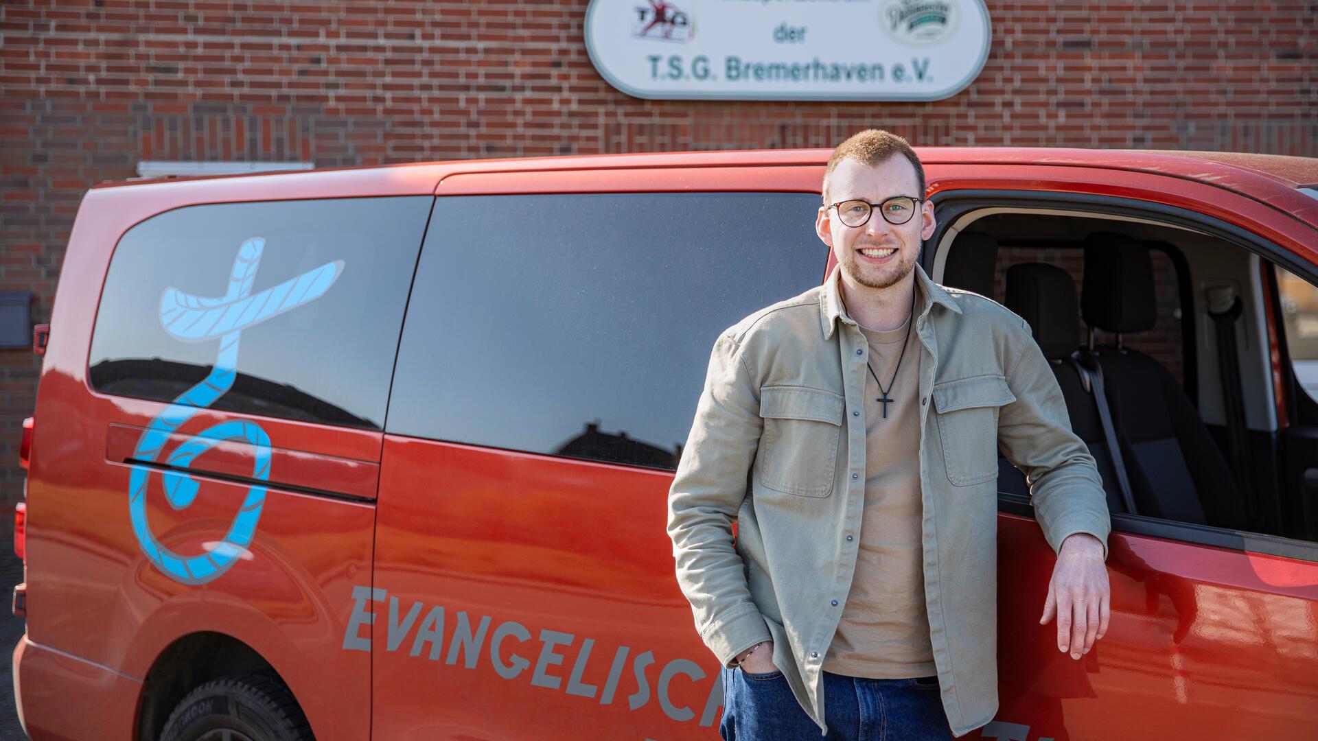 Malte Ahrendt (26) ist neuer Stadtjugenddiakon des evangelischen Kirchenkreises Bremerhaven - und spürt noch das Kribbeln in den Beinen, wenn er am TSG-Trainingszentrum vorbeikommt: Er hat eine ganze Weile bei der TSG in der Lateinformation getanzt. 
