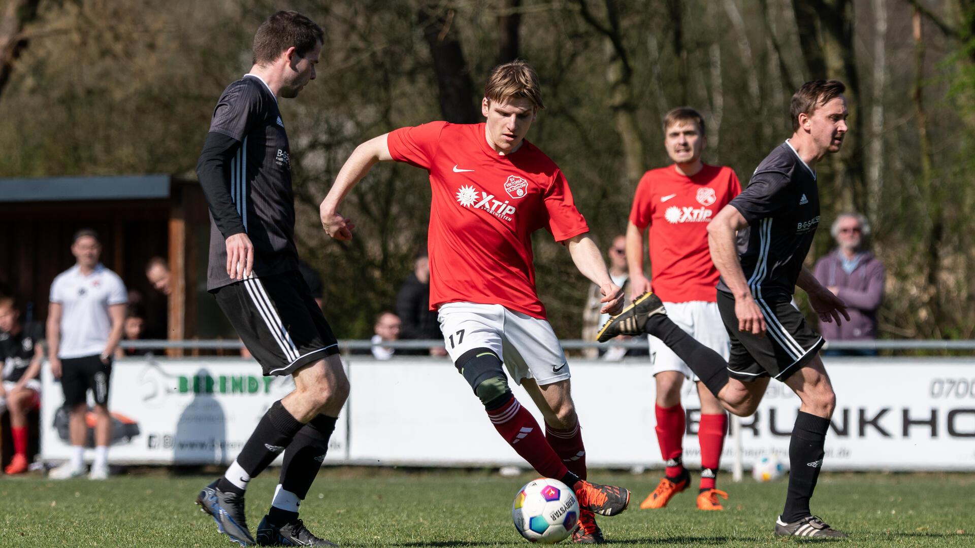 Malte Zarth (am Ball) traf gegen Basdahl/Volkmarst doppelt für den SV Viktoria Oldendorf.