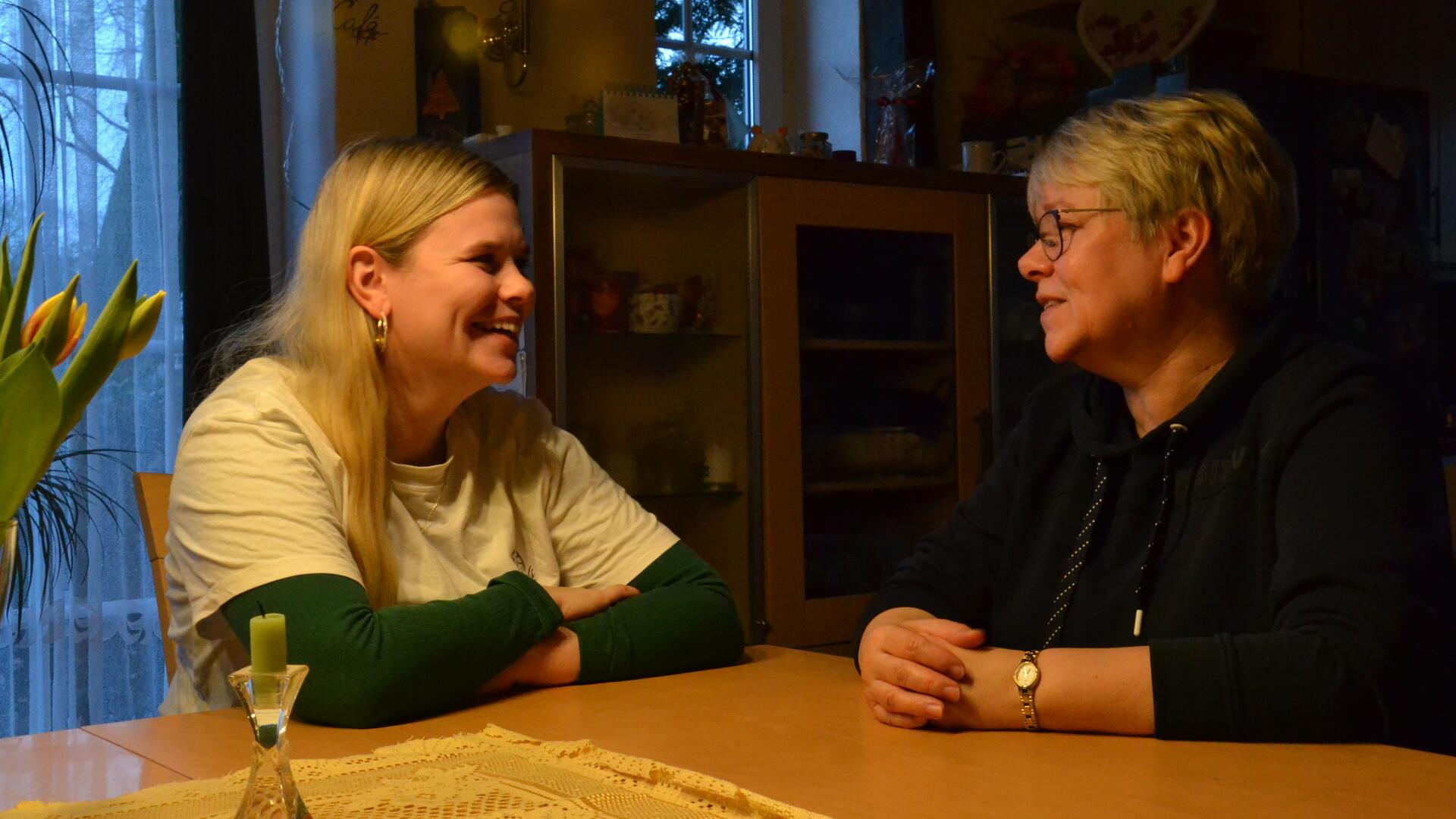 „Man sollte einander helfen, um die Welt etwas besser zu machen.“ Das meint Gaby Meier-Thoroe. Moralische Unterstützung erfährt sie von Tochter Kira.