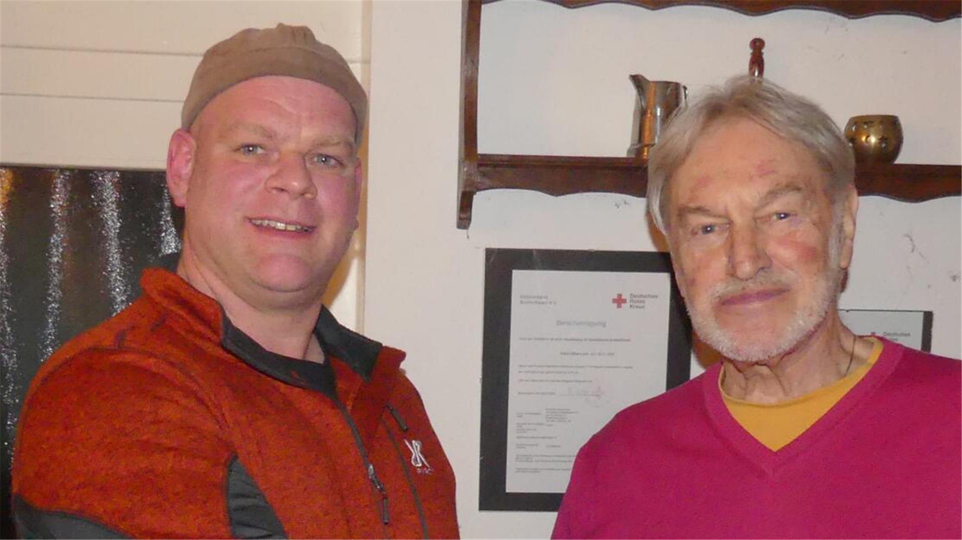Manfred Hilbers (rechts) übergibt den Vorsitz des Midlumer Heimatvereins an Garvin Griebel.
