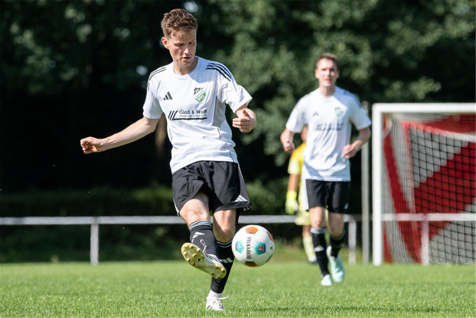 Marcel Behrens und seine Mitspieler von der SV Ippensen/Wohnste müssen am Sonntag beim Tabellenletzten Riede ein echtes Sechs-Punkte-Spiel bestreiten.