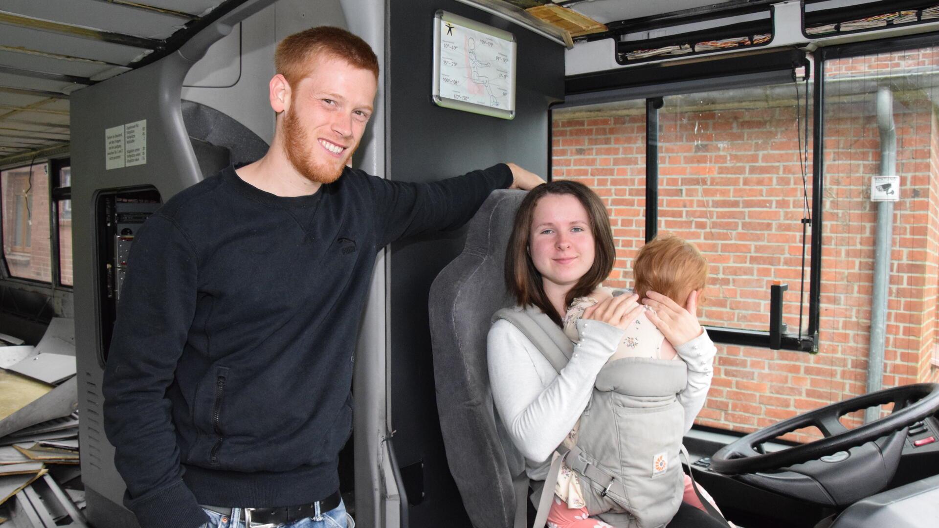 Marcel und Flo Eckhoff im Fahrerbereich des großen Busses, der jetzt nach ihren Bedürfnissen umgebaut wird.