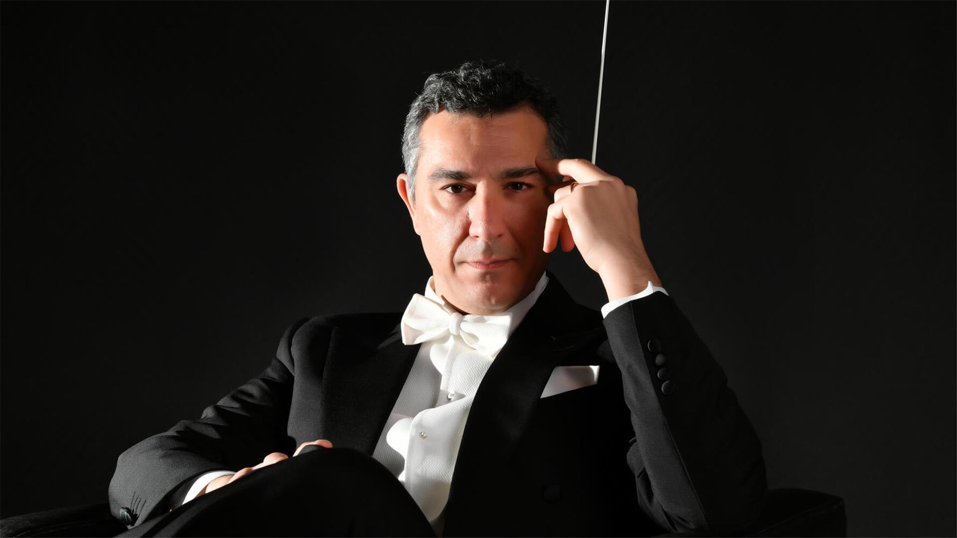 Marco Comin dirigiert das 6. Sinfoniekonzert mit dem Philharmonischen Orchester Bremerhaven.