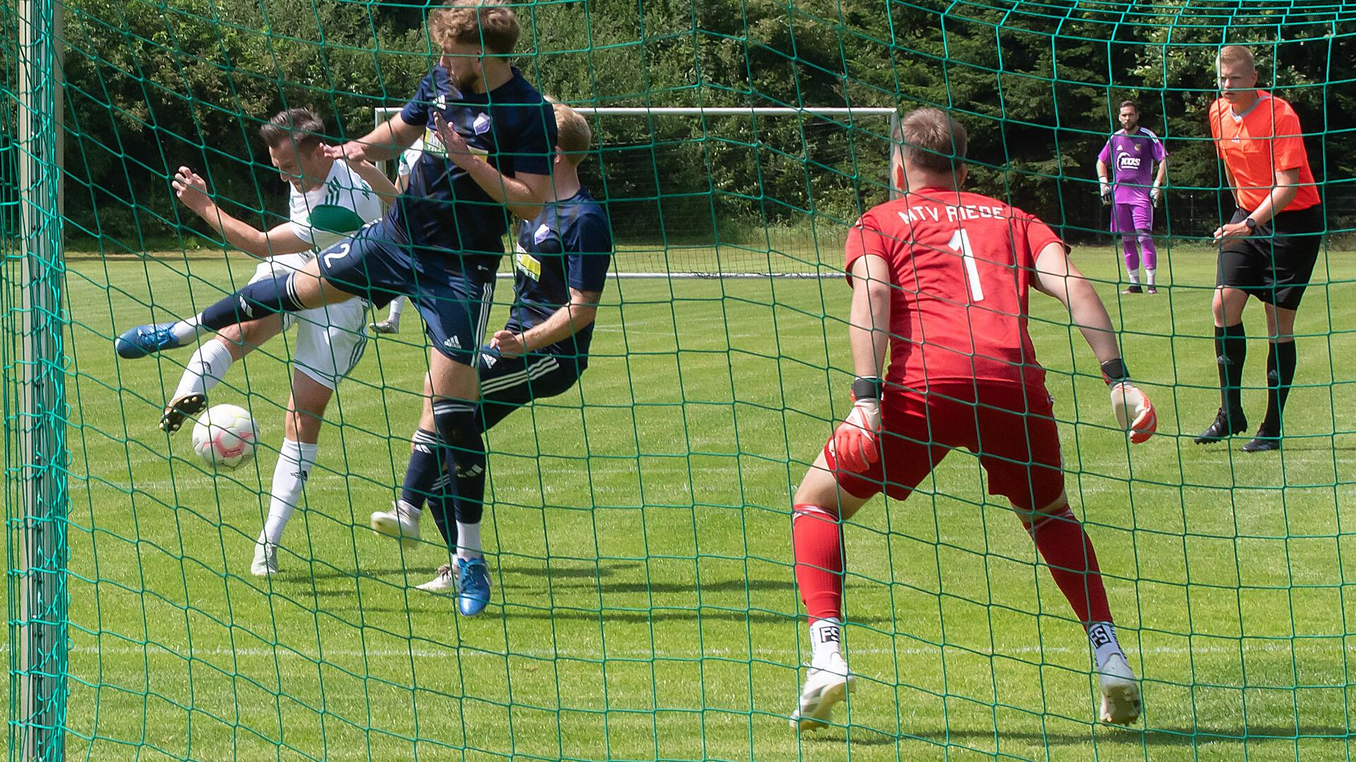 Marco Sobolewski wurde im Pokalspiel gegen Riede noch abgeblockt, im Punktspiel sorgte er jetzt für die 1:0-Führung der Heeslinger.