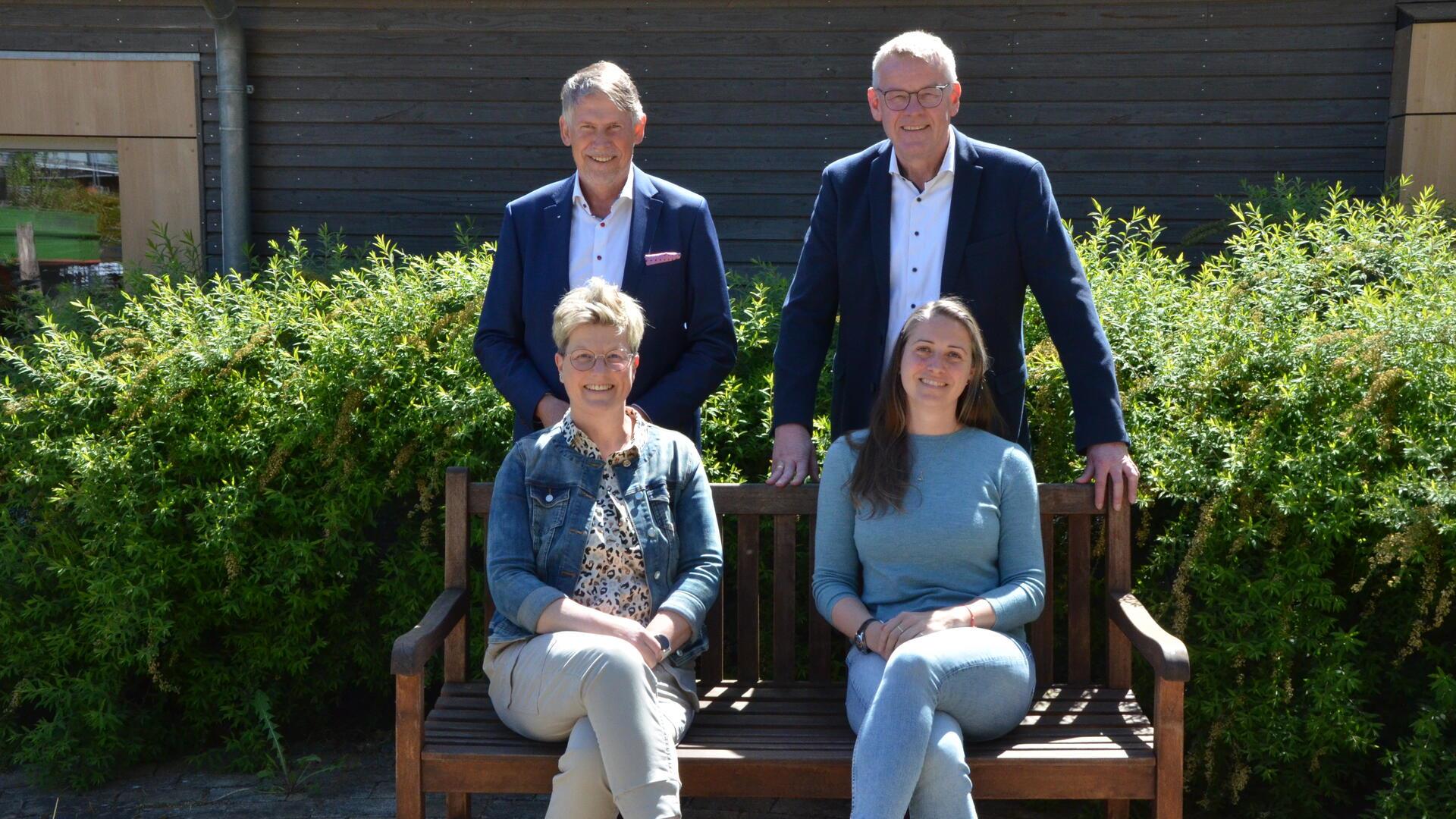 Marco Tulodetzki (hinten, links), Andreas Pape und Theresa Borgardt (vorne, rechts) konnten Martina Schröder vom Förderverein des Hospizes zwischen Elbe und Weser 3.000 Euro überreichen.