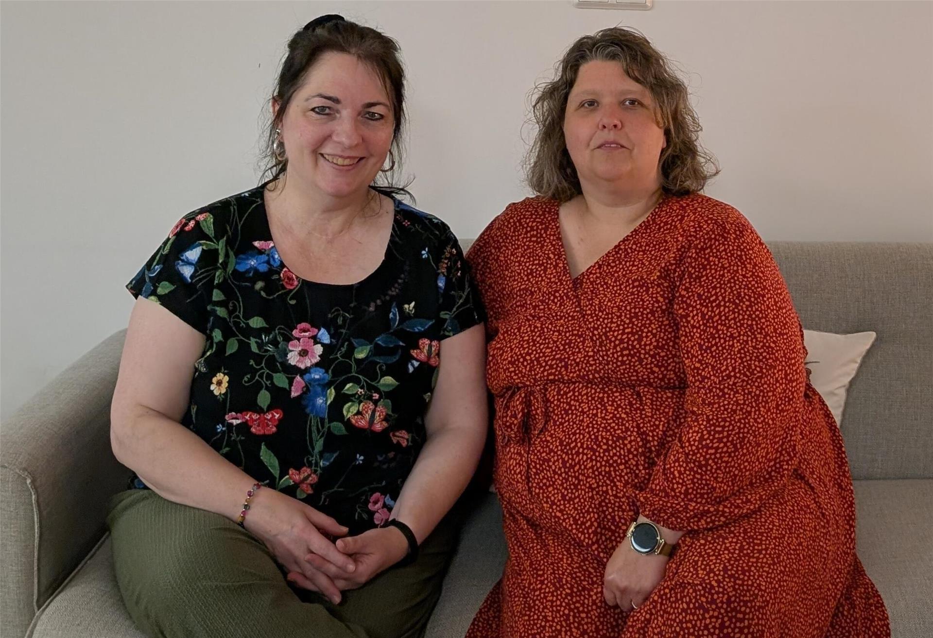 Maria Himmert (rechts), Vorsitzende des Bremervörder Vereins „FrauenZimmer“, mit der Gleichstellungsbeauftragten der Samtgemeinde Zeven, Christine Klinghagen.