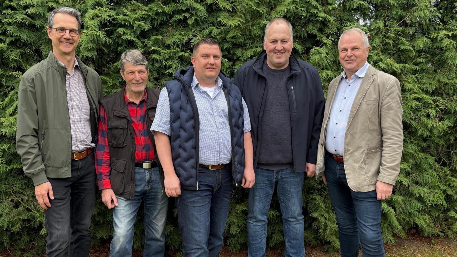Mario Jagels (Mitte) möchte Samtgemeindebürgermeister in der Samtgemeinde Geestequelle werden. Unter anderem unterstützen die Bürgermeister Thomas Lafrenz (Alfstedt, von links), Johannes König (Hipstedt), Thomas Busch (Basdahl) und Bernd Witte (Ebersdorf) die Kandidatur des Oerelers.