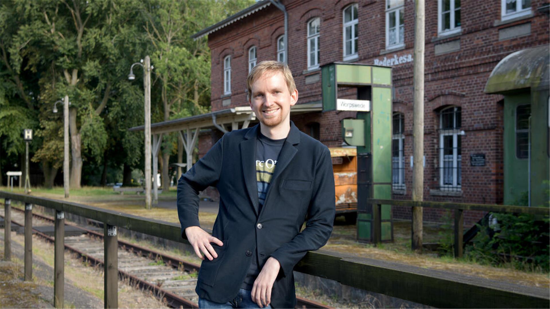 Mann am Gleis am Bahnhof Bad Bederkesa