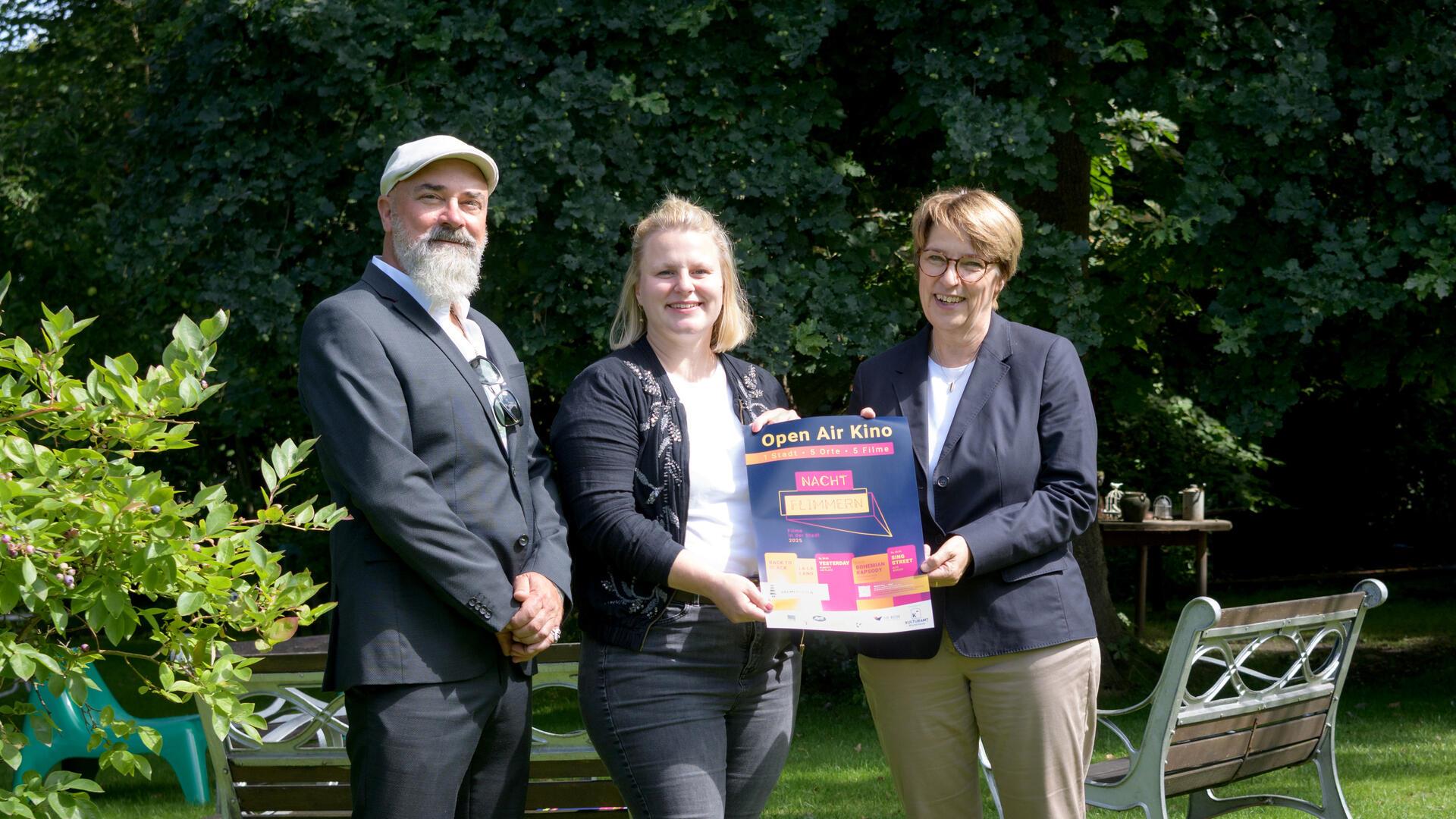 Mark Ella (Alberts Huus), Stefanie Dunkel und Dorothee Starke (beide Kulturamt) im Garten von Alberts Huus, wo eine der Nachtflimmern-Kinoabende stattfinden wird.
