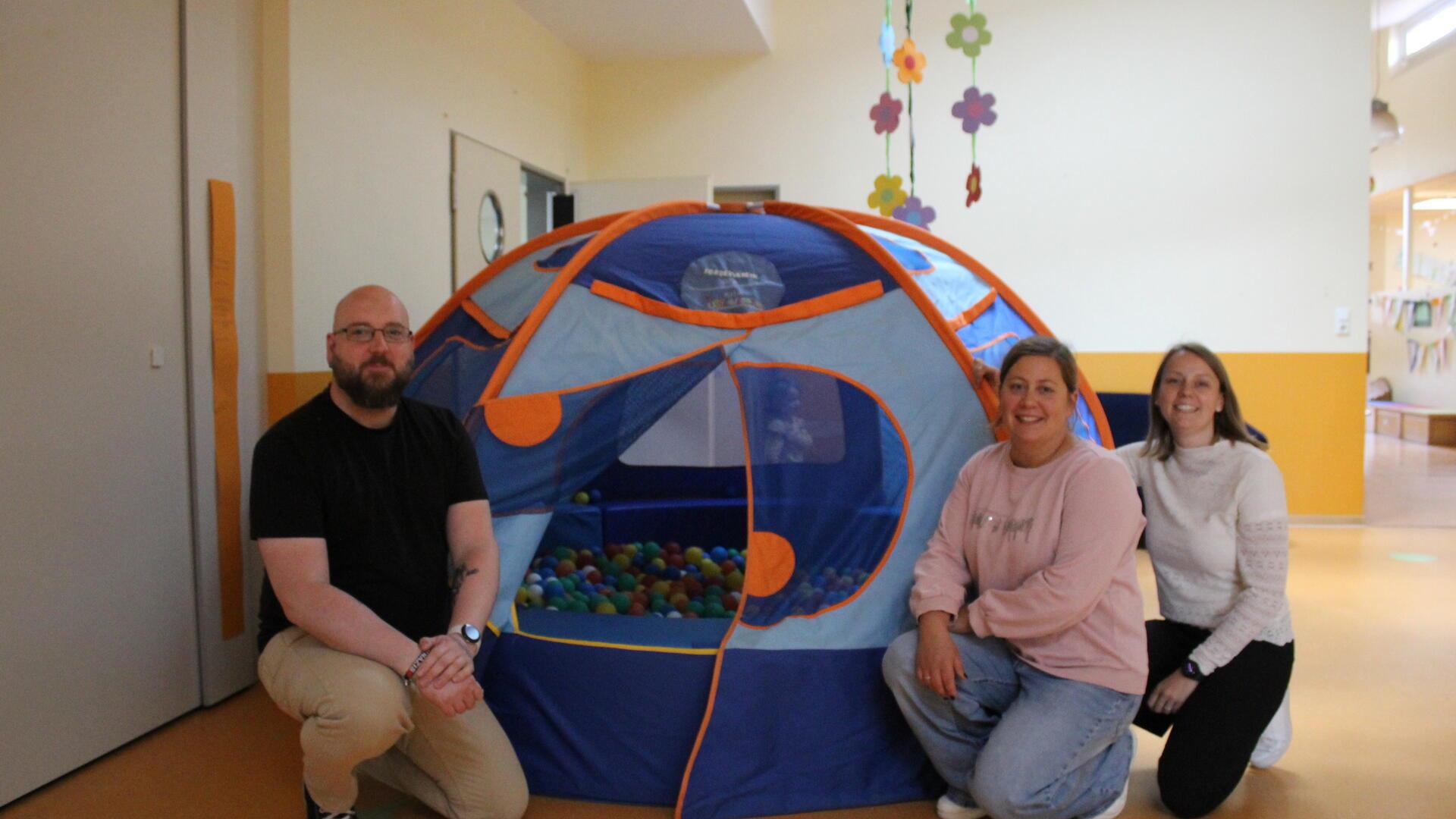Markus Otte (von links), Leiter der Oste-Wichtel sowie Nadine Adebahr und Karen Allers vom Förderverein Kita Oste-Wichtel in Heeslingen freuen sich über das neue Bällebad. 
