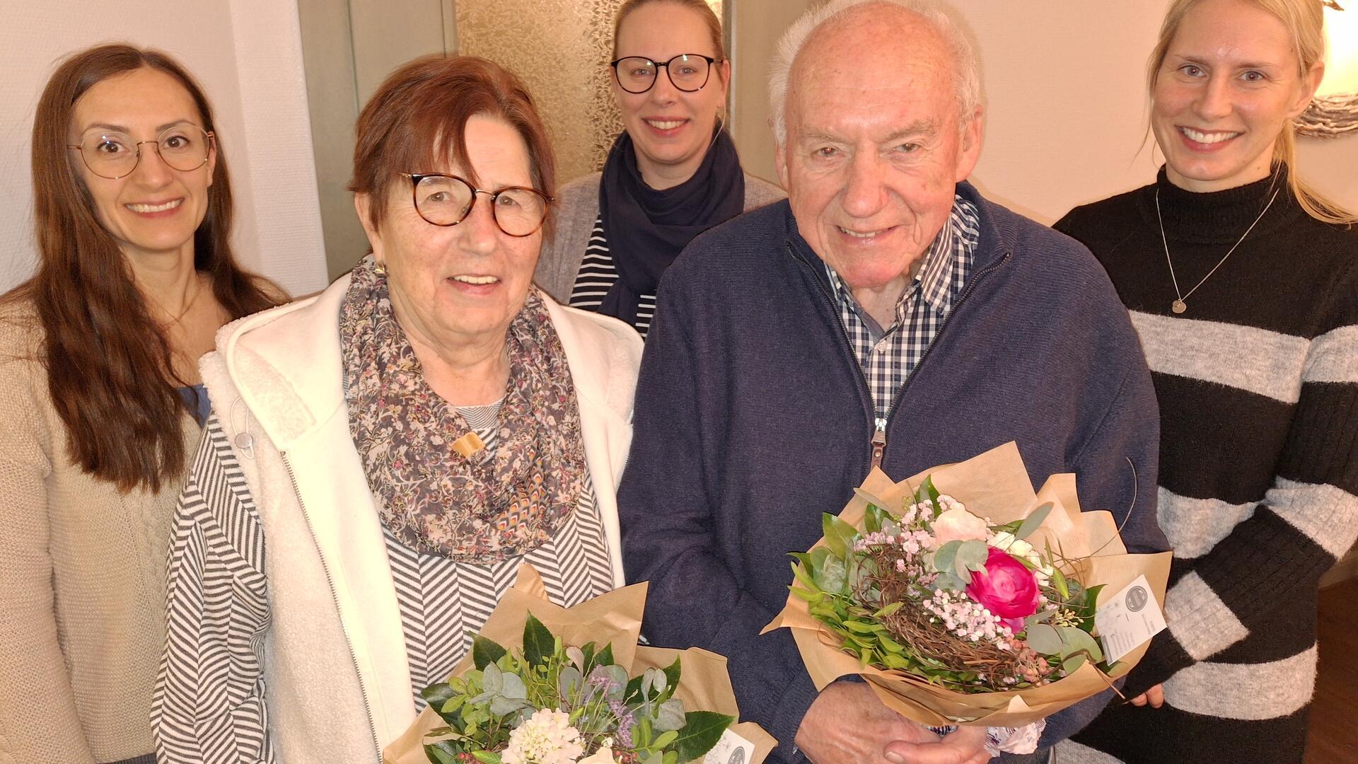 Marlene Ahrens und Peter Brunner wurden für 60- beziehungsweise 50-jährige Mitgliedschaft im Roten Kreuz geehrt. In der hinteren Reihe von links nach rechts der Vorstand des DRK-Ortsvereins Kuhstedt: Alexandra Entelmann sowie Carina und Lena Neumann.