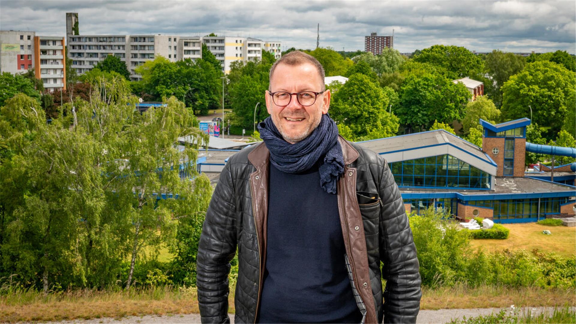 Martin Günthner vor dem Stadtteil Leherheide in Bremerhaven.