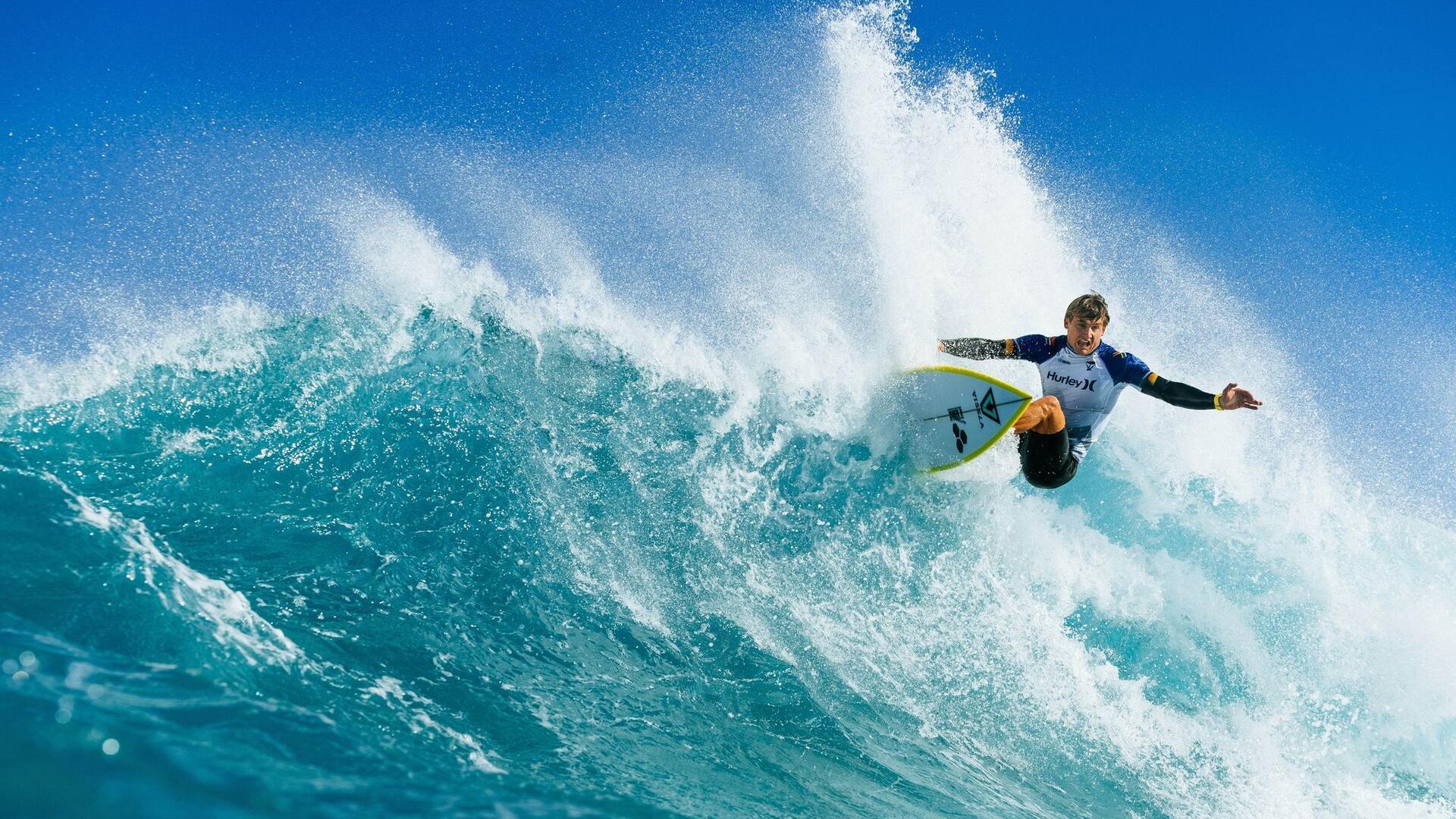 Bilder des Tages Matthew McGillivray aus Südafrika surft beim Hurley Pro Sunset Beach Wettbewerb auf Hawaii.