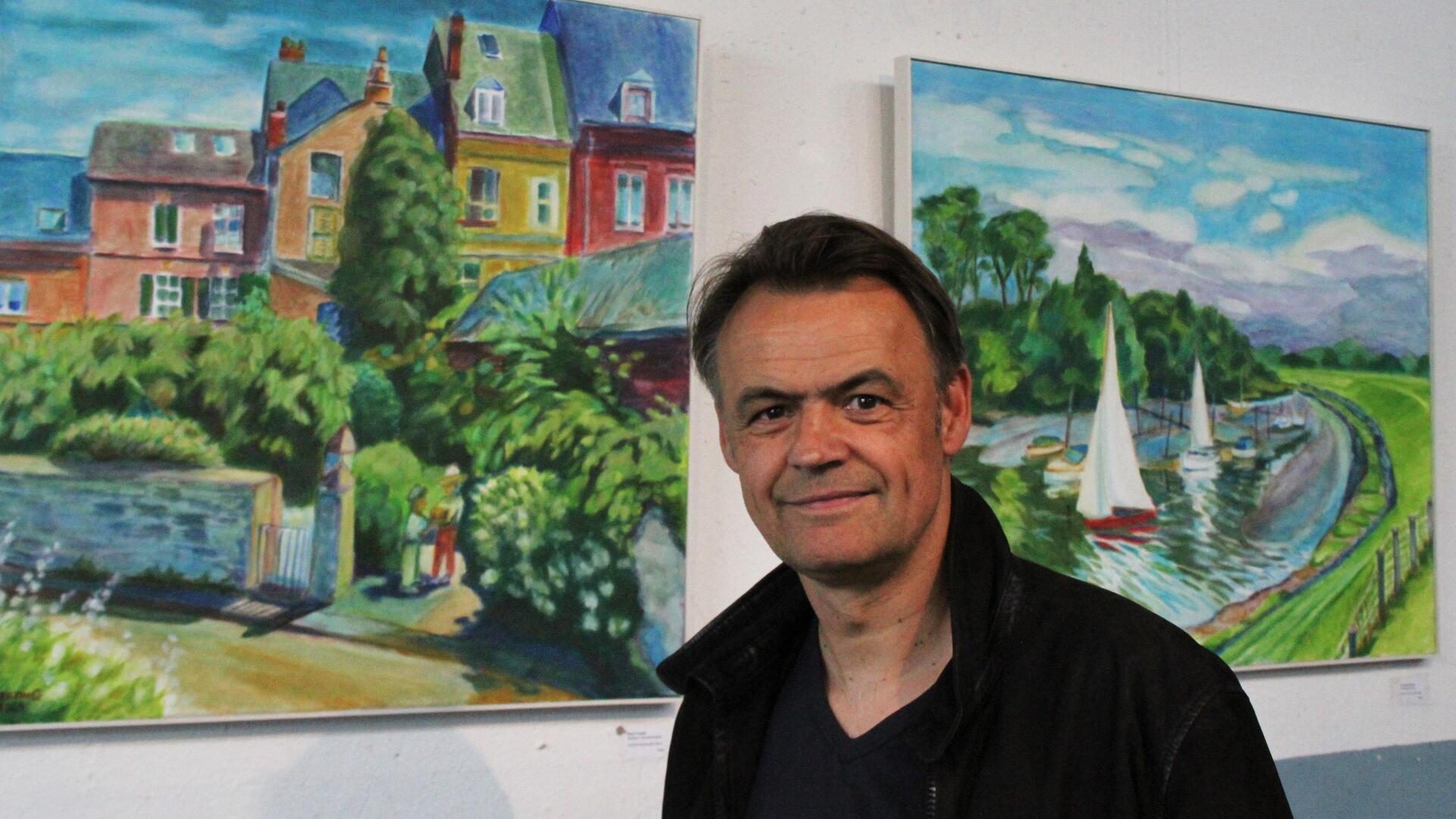 Matthias Haerting freut sich, dass seine Ausstellung in Grete´s Café am Fischkai 57 so gut angenommen wurde.
