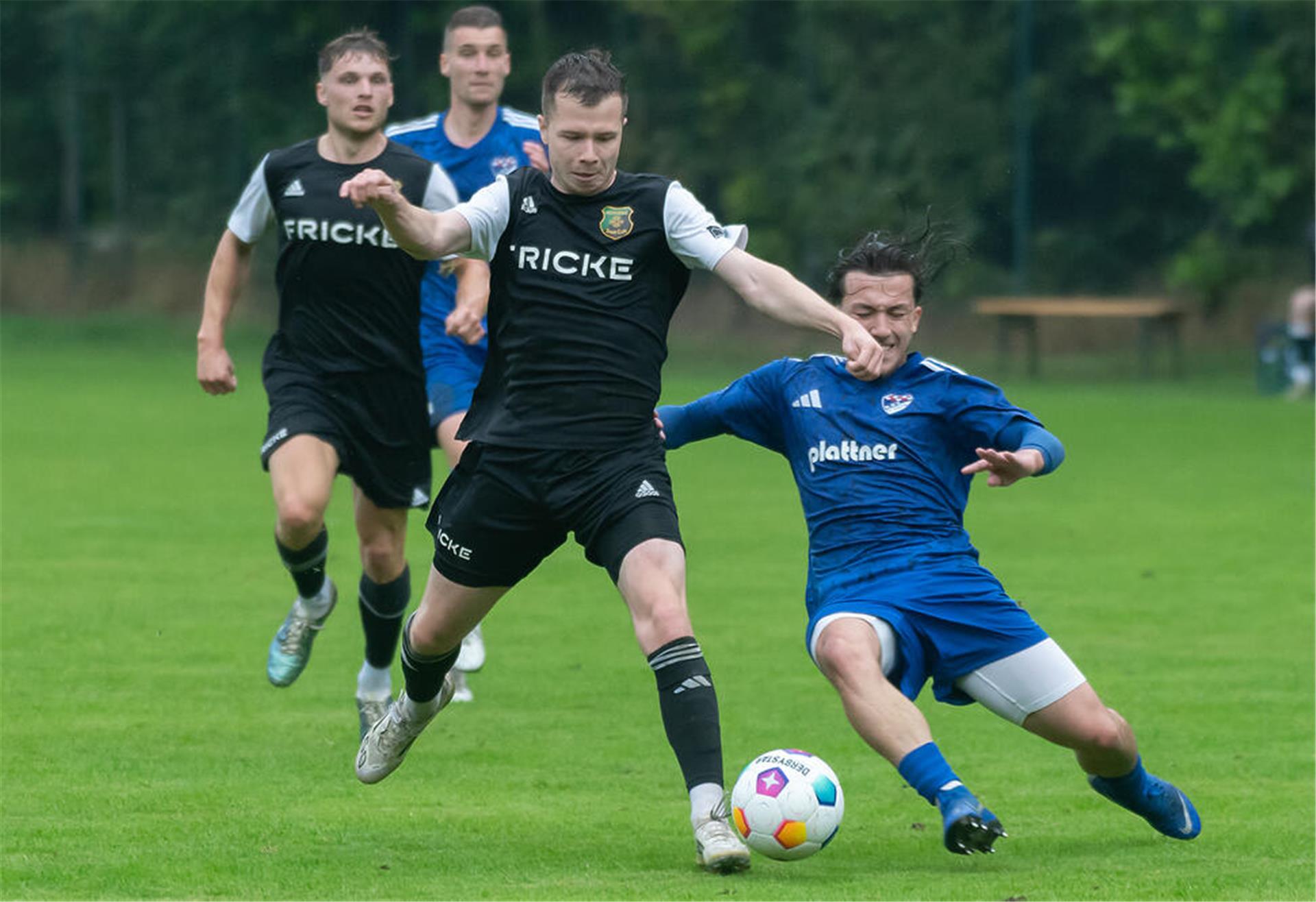 Maxi Köhnken, der in dieser Szene im letzten Moment von seinem Gegenspieler gestoppt wird, feierte mit seinem Team eine gelungene Generalprobe und besiegte den Brinkumer SV mit 3:1.