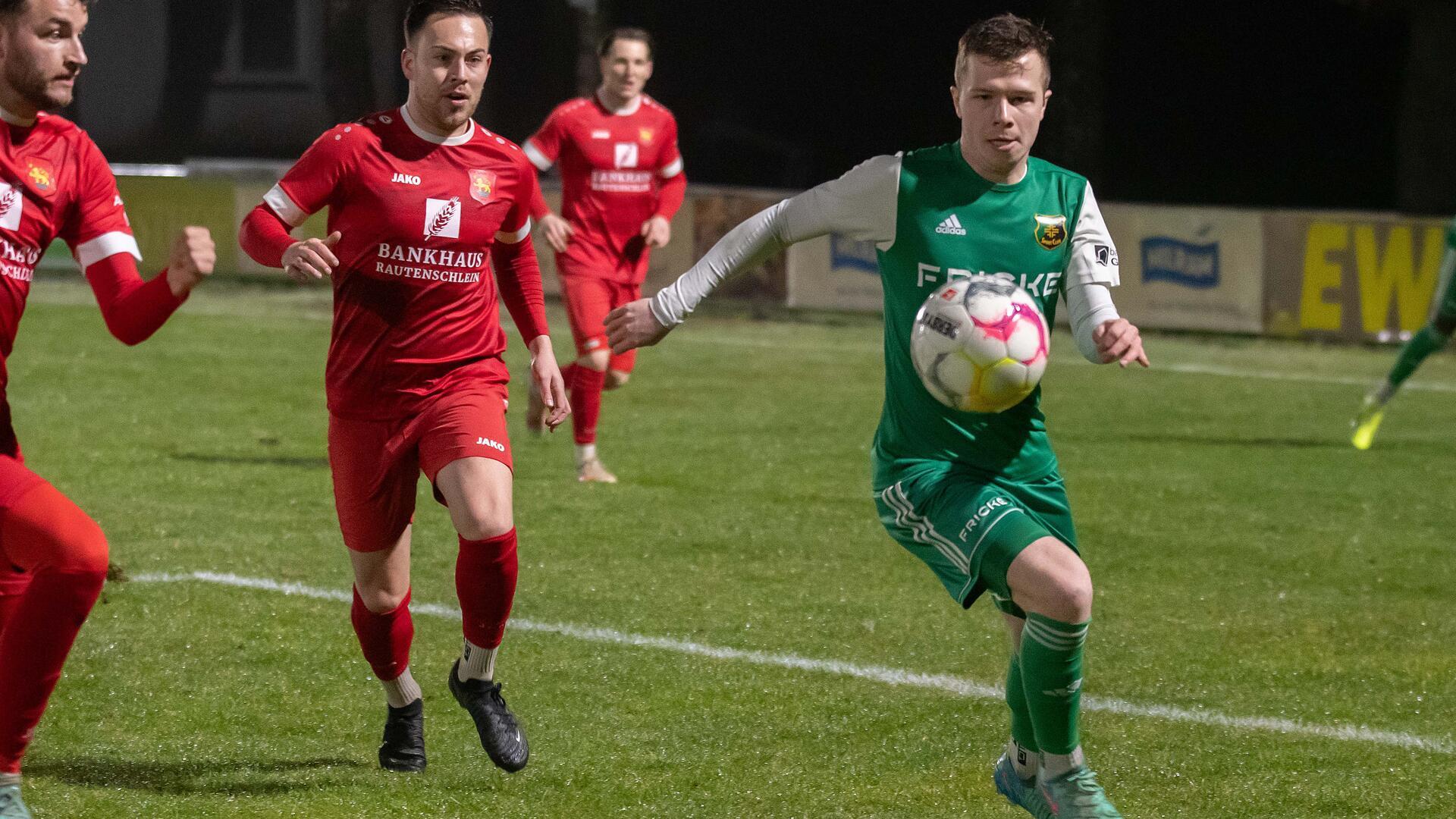Ein Mann läuft hinter einem Ball her, drei Männer folgen ihm.