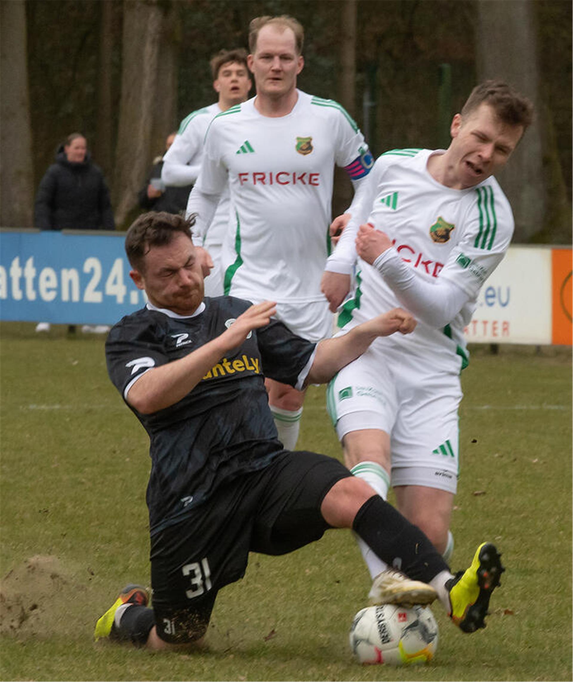Maxi Köhnkens Schussversuch wird im letzten Moment abgeblockt.