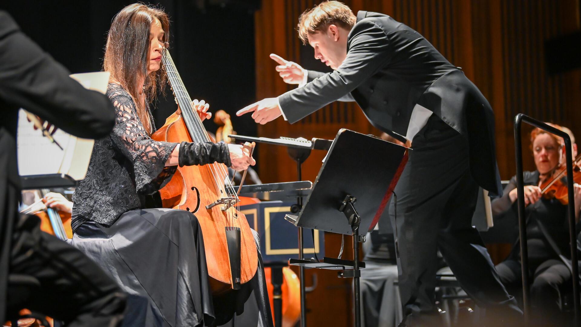 „Meer sollte er heißen“ lautet der Titel des 5. Sinfoniekonzerts im Stadttheater Bremerhaven. An der Viola da Gamba spielt Hille Perl unter der Leitung von Gabriel Venzago.