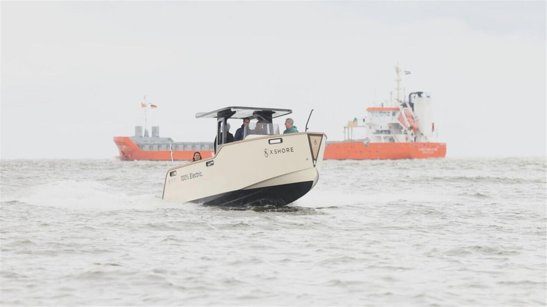 Meere, Seen und die Natur zu 100 Prozent elektrisch entdecken: Mit dem Gleiterboot „Eelex 8000“ und einem Elektromotor mit bis zu 170 Kilowatt ging es Richtung Kugelbake.