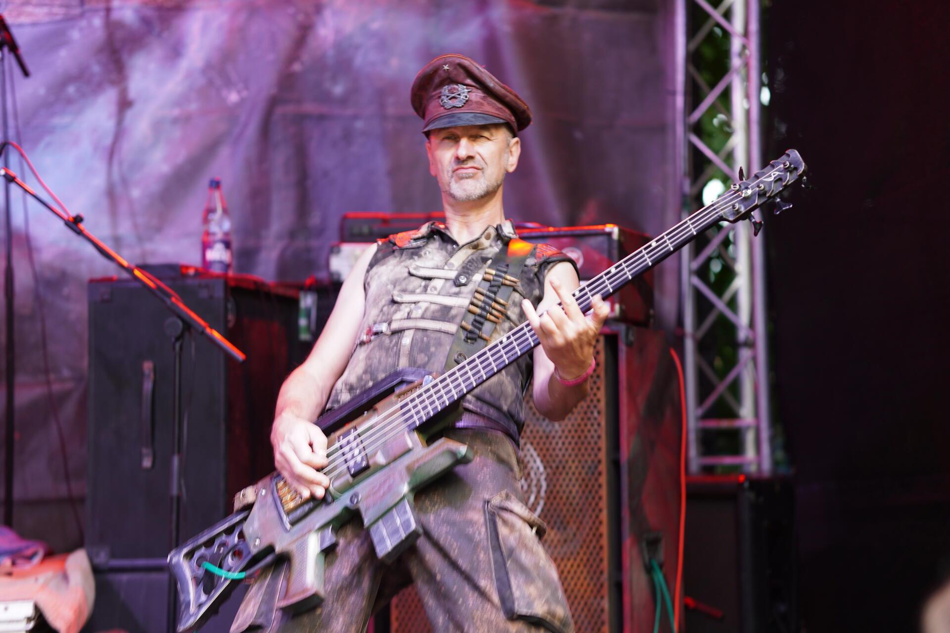 Megabosch-Bassist Sergeant Pepper zupft die Seiten so schnell wie ein MG. 