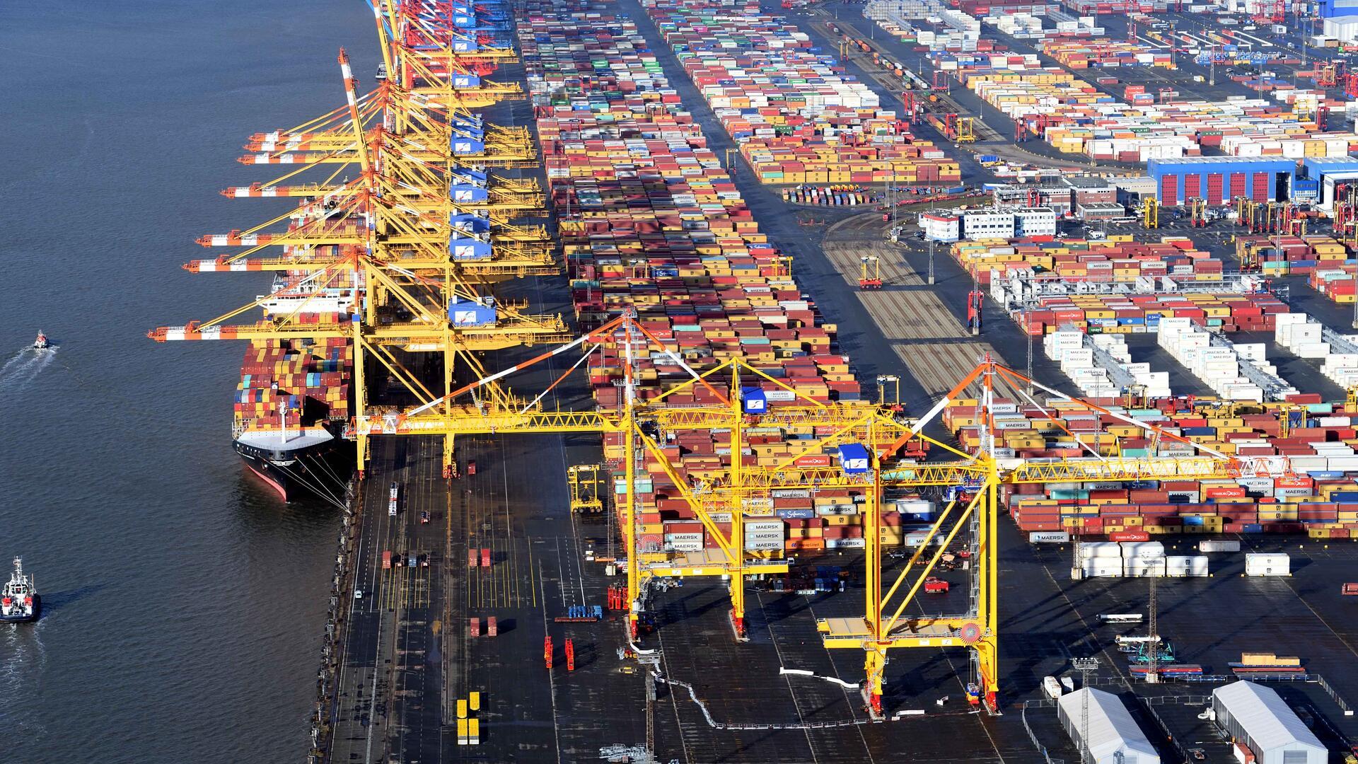 Containerbrücken an der Kaje. 