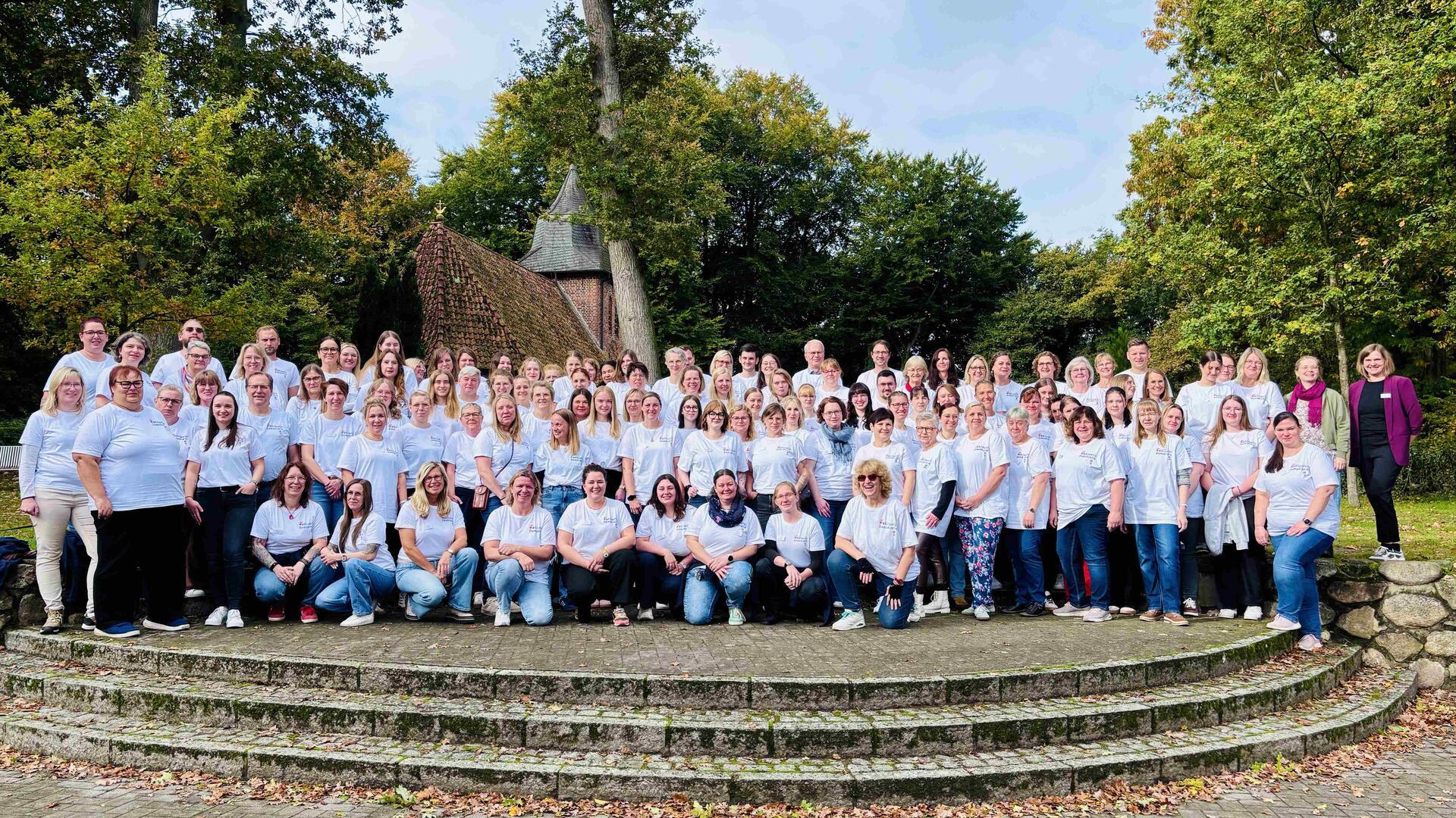 Gruppenfoto mit fast 100 Menschen. Über 100 Kita-Fachkräfte diskutierten in Oese, wie Demokratie im Alltag gelebt werden kann.