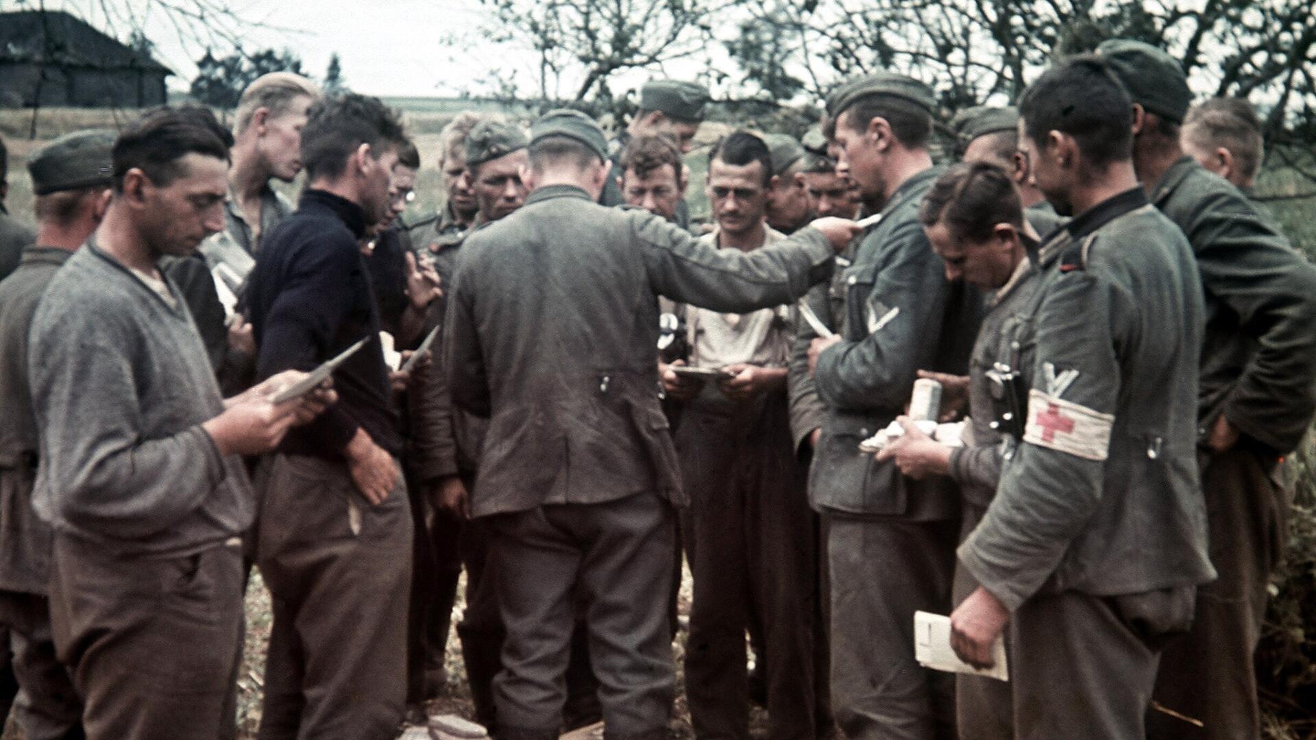  Soldaten werden während ihres Einsatzes im 2. Weltkrieg Feldpostbriefe ausgehändigt 