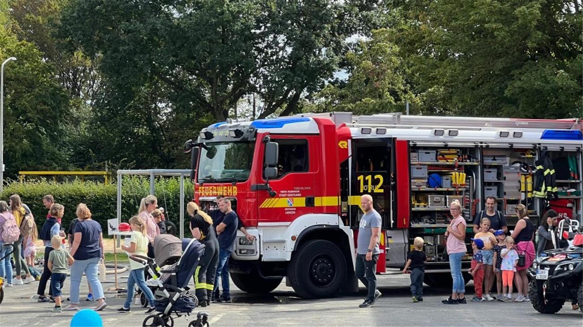 Mehr als 300 Mädchen und Jungen erlebten beim Kinderfest der Werbegemeinschaft Langen (WGL) ein buntes Programm zum Mitmachen. Auch die Langener Feuerwehr präsentierte sich. 