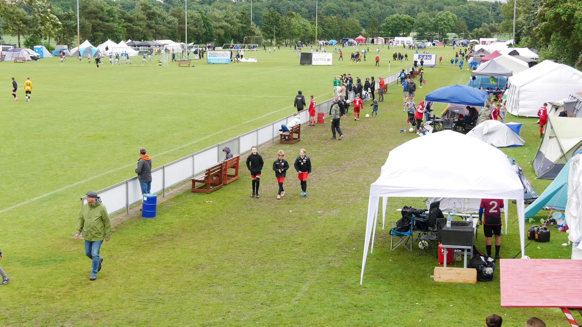 Mehr als 500 kickende Kinder verwandelten zum 43. Pfingstturnier den Tarmstedter Sportplatz in eine Zeltstadt.