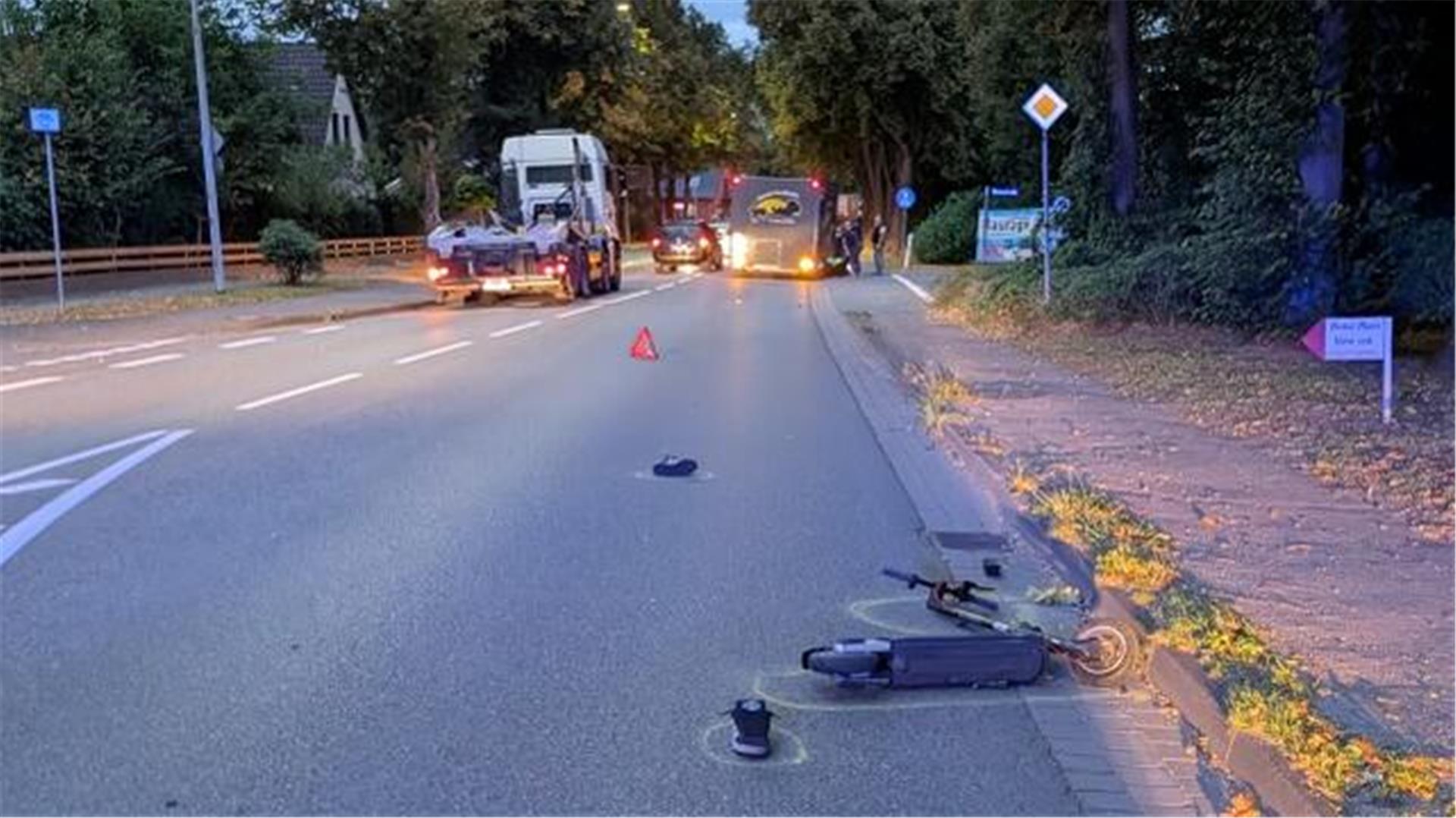 Mehrere Meter wurde der 16-jährige E-Scooter-Fahrer unter dem Anhänger (im Hintergrund) mitgeschleift.