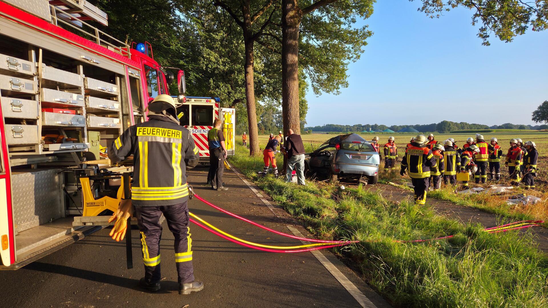 Mehrere Ortsfeuerwehren, Rettungsdienst und Polizei sind bei einem Unfall zwischen Visselhövede und Wittdorf im Einsatz und helfen einer schwer verletzten Frau.