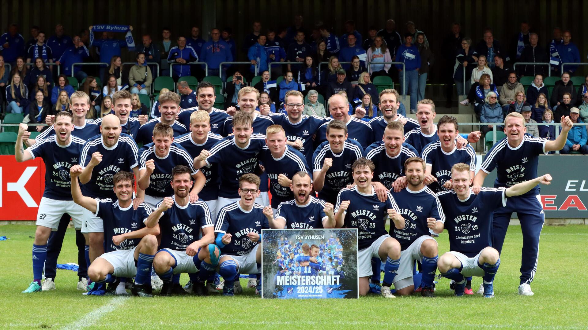 Meisterfoto im Heeslinger Waldstadion vor vielen mitgereisten Fans: Der TSV Byhusen spielte eine souveräne Saison und steht vorzeitig als Kreisliga-Aufsteiger fest.