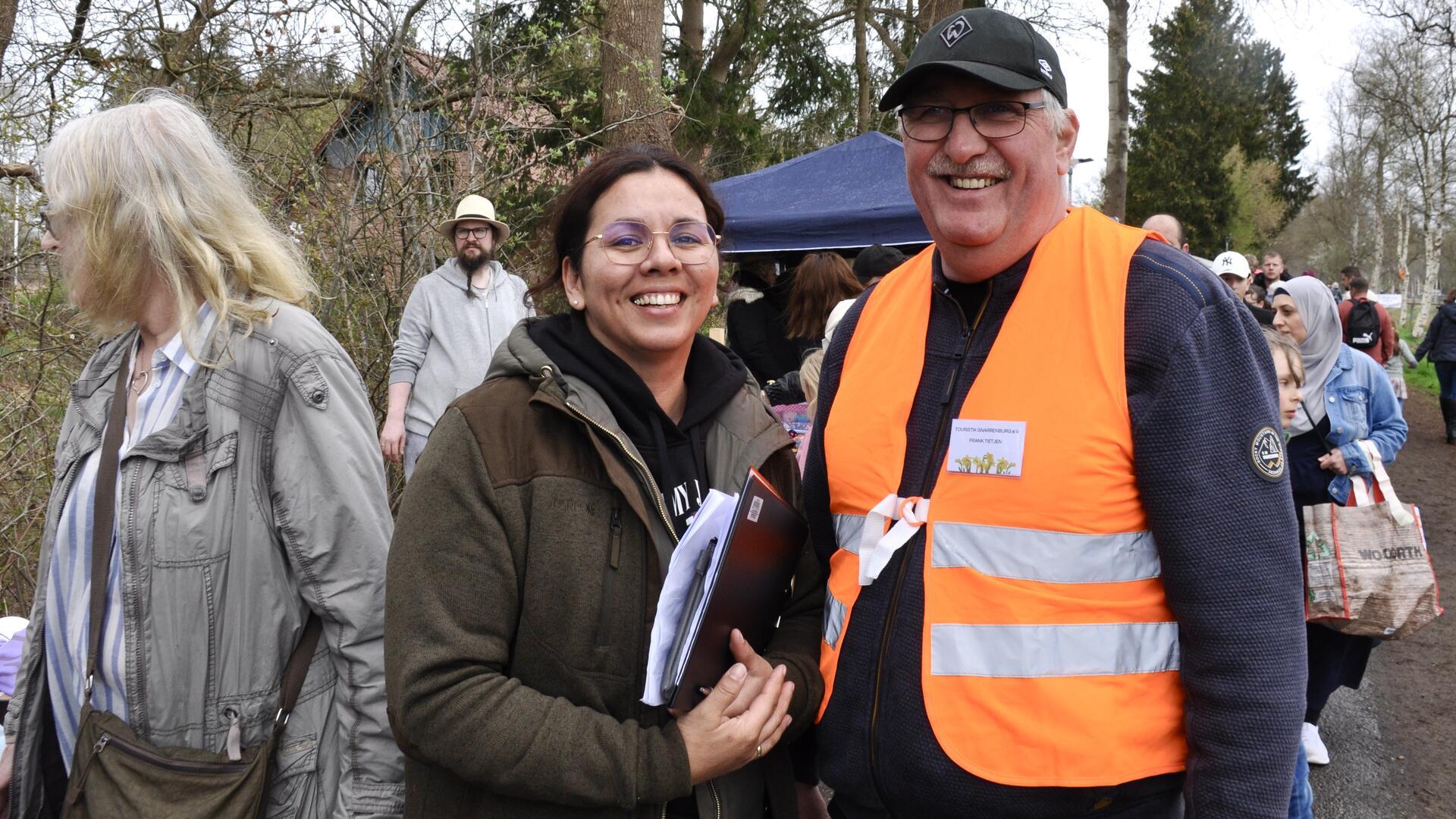 Melanie Blank und ihre Mitstreiter vom Touristikverein Gnarrenburg - unser Foto zeigt die Vorsitzende mit Frank Tietjen - hatten wieder alle Hände mit der Vorbereitung des Blütenfestes zu tun.