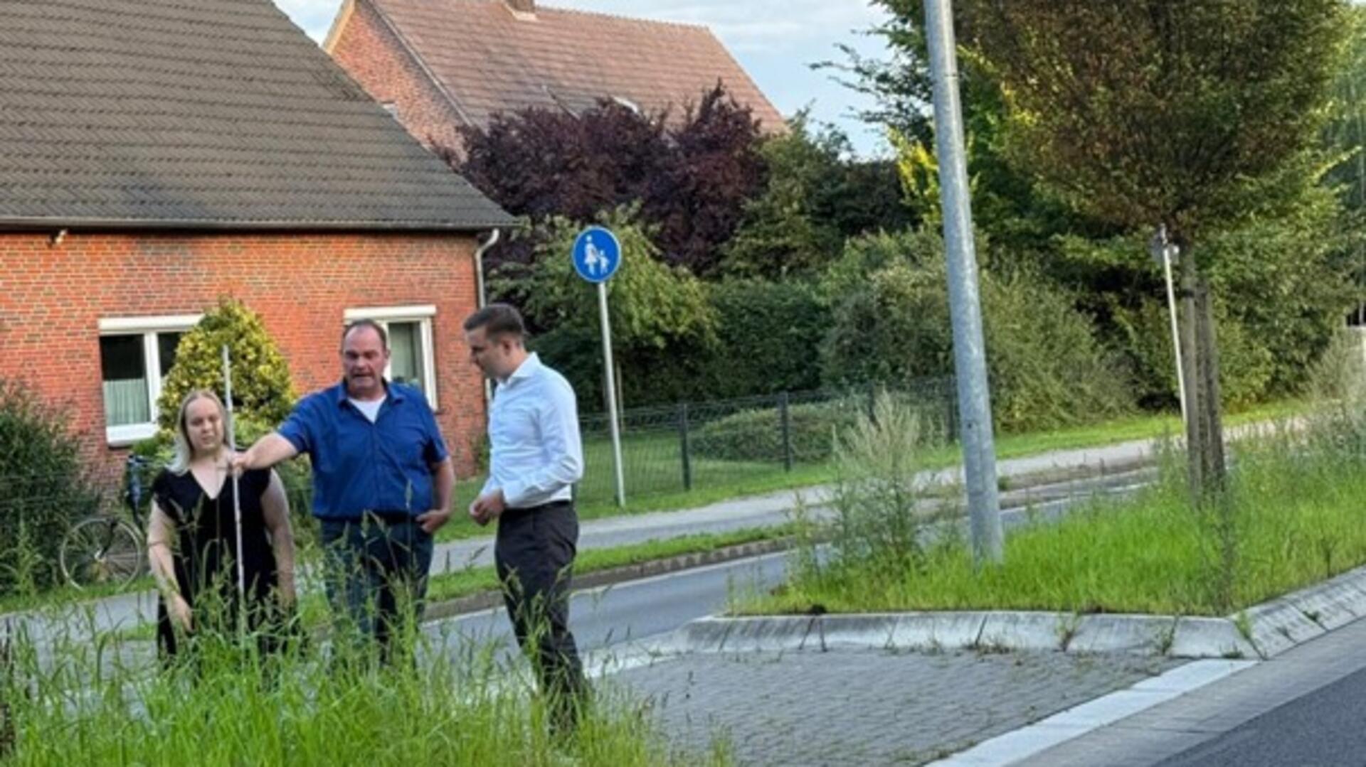 Meterhohes Unkraut sorgt für Kopfschütteln bei den Ortsratsmitgliedern Eileen Schröder (von links), Hendrik Meyer und Ortsbürgermeister Niklas Brockmann.