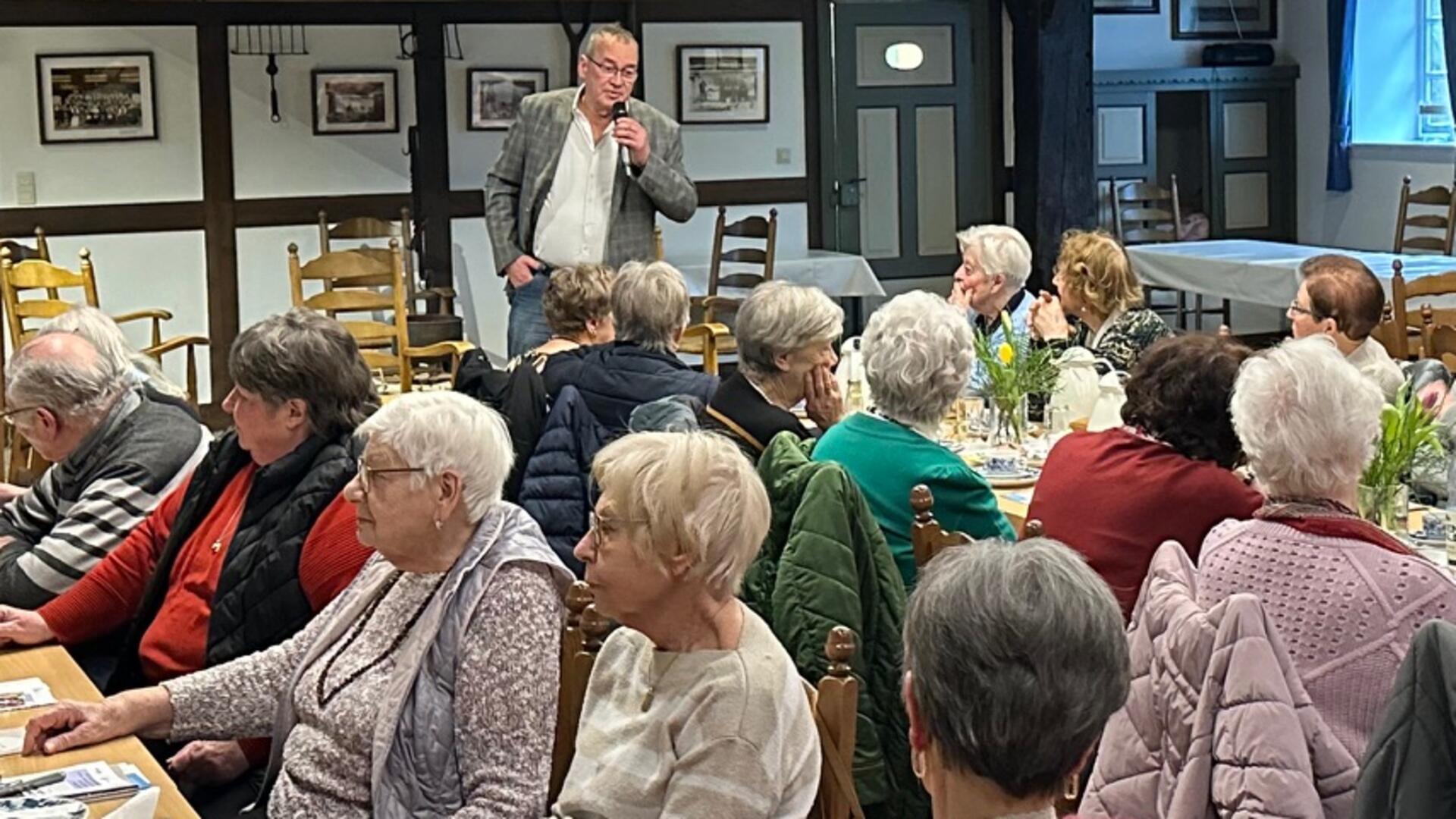 Michael Cassilius informiert die Besucher der DRK-Kaffeetafel über das Thema Hören.