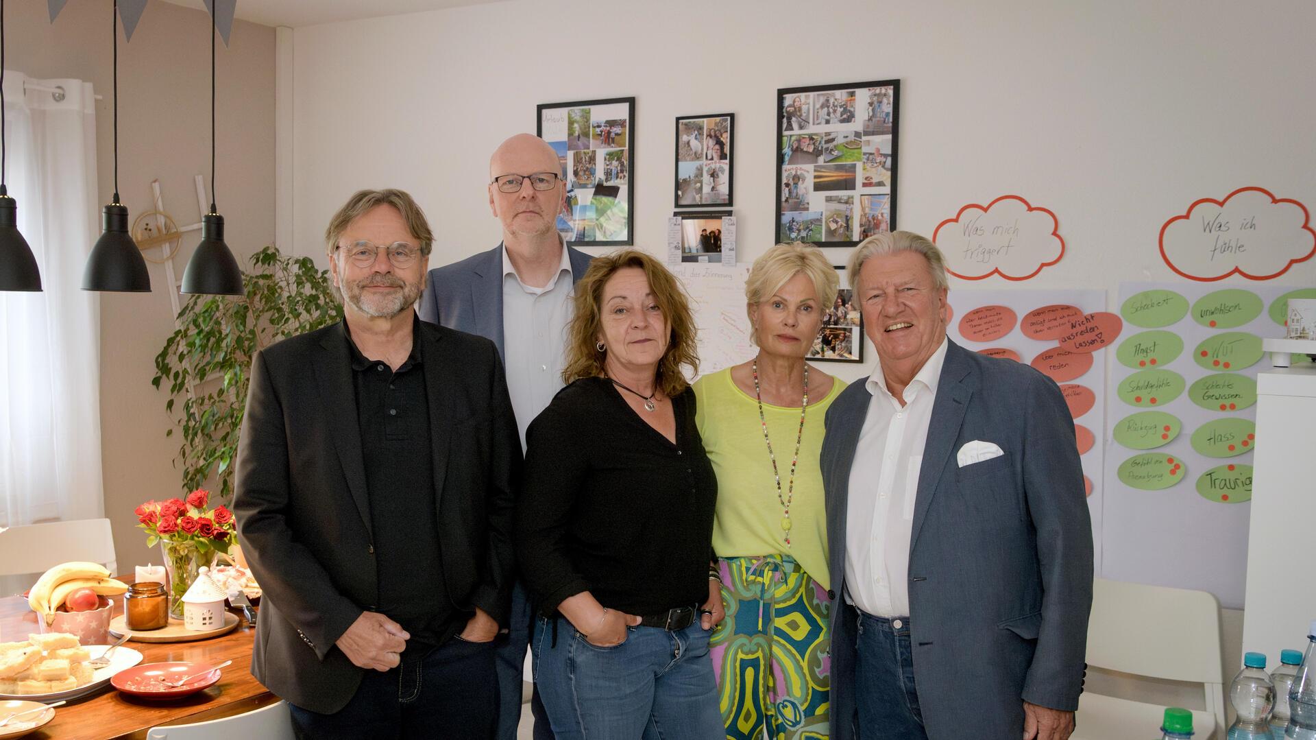 Michael Groß (links, Präsidiumsvorsitzender des AWO Bundesverbandes) zu Gast in der Mädchen-Wohngruppe in Bremerhaven mit (von links) Eckart Kroon, Caren Utecht, Britta Nienaber und Uwe Lissau (alle AWO Bremerhaven). Foto: Masorat