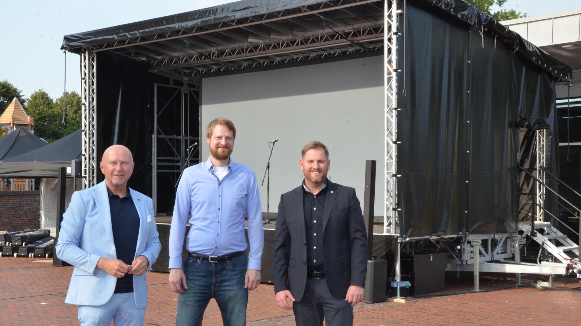 Michael Hannebacher (von links), Marcus Bröcker und Marc Breitenfeld freuen sich über die neue Veranstaltungsbühne. Die Bühne kann auch ausgeliehen werden. 
