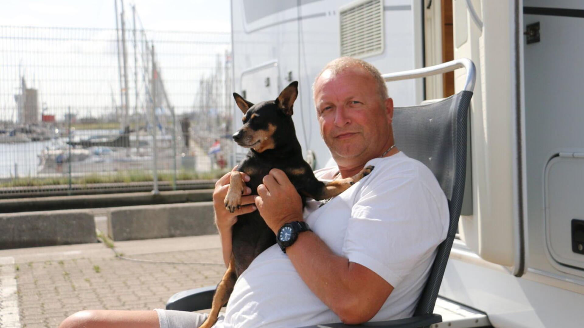 Ein Mann mit Hund. Michael Rodenbeck mit seinem Hund Timmi: Der Mann aus Norden/Norddeich sagt selbst, er hat schon über 500 Mal auf der "Platte" gecampt.
