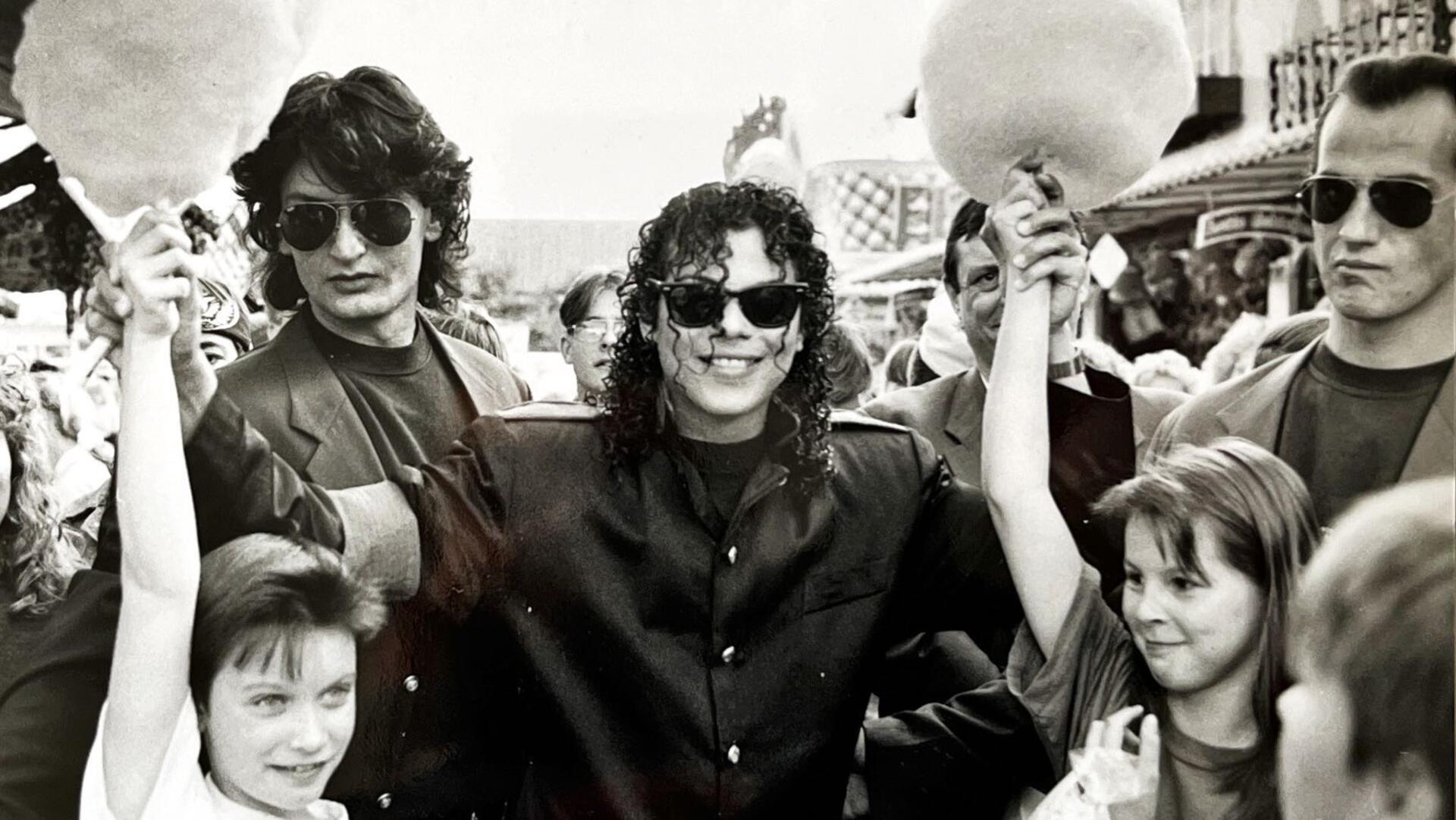 Schwarz-weiß Foto: Ein Michael-Jackson-Imitator auf dem Freimarkt in Bremerhaven.