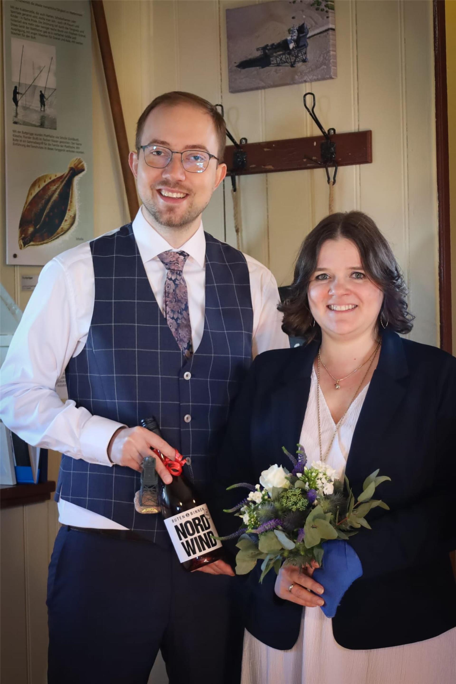 Ein frisch vermähltes Hochzeitspaar (Mann links, Frau rechts). Michaela und Marcel Zimmermann feierten als 750. Paar ihre Trauung auf dem Leuchtturm Obereversand.