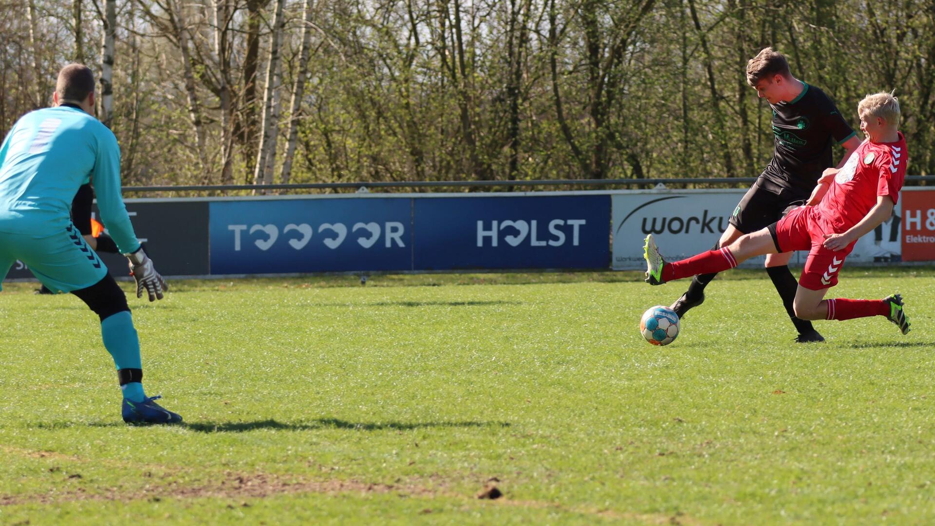 Michel Stolzenberg setzt sich gegen Felix Kypta durch und erzielt noch vor der Pause das 3:1 für den TSV Karlshöfen.