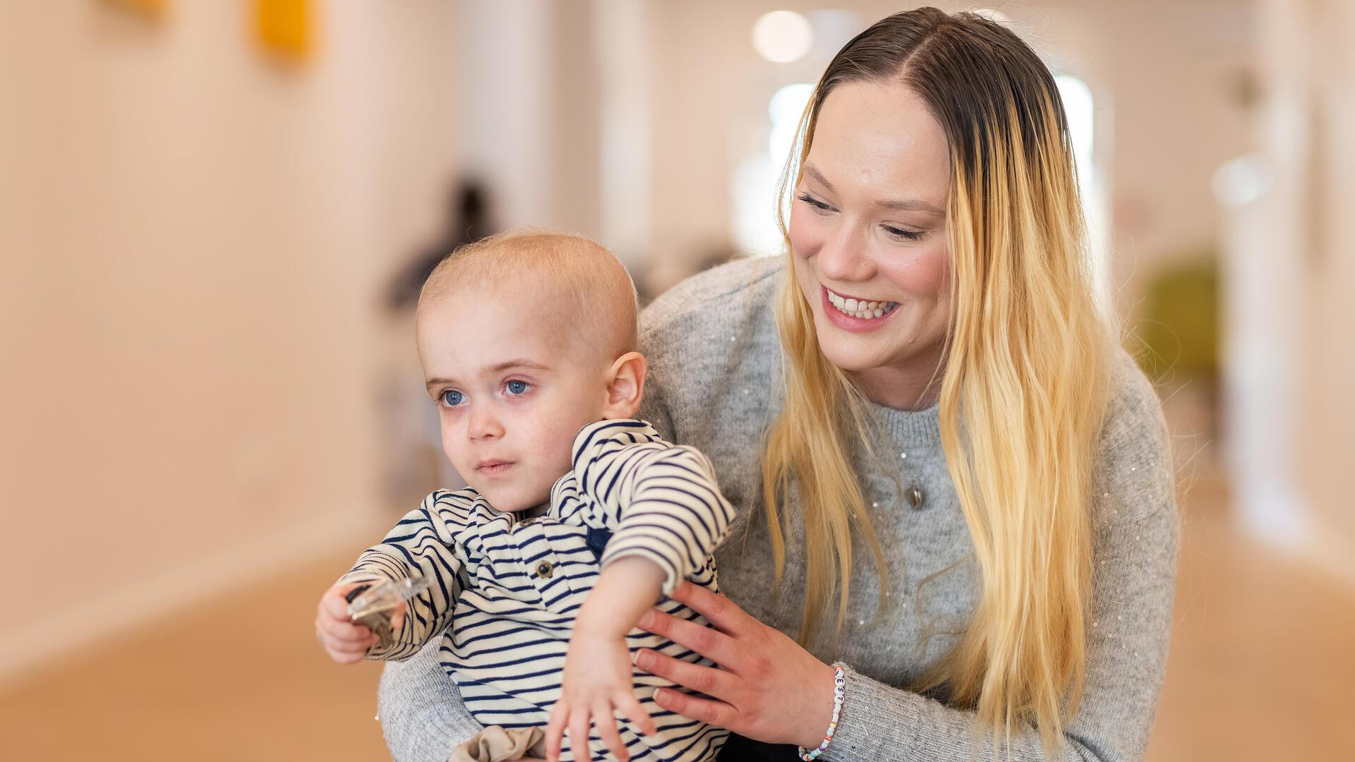  Michelle Weinhold trägt ihren Sohn Finn auf dem Arm.  Bei dem zweijährigen Finn aus Bremerhaven wurde ein seltener Immundefekt diagnostiziert