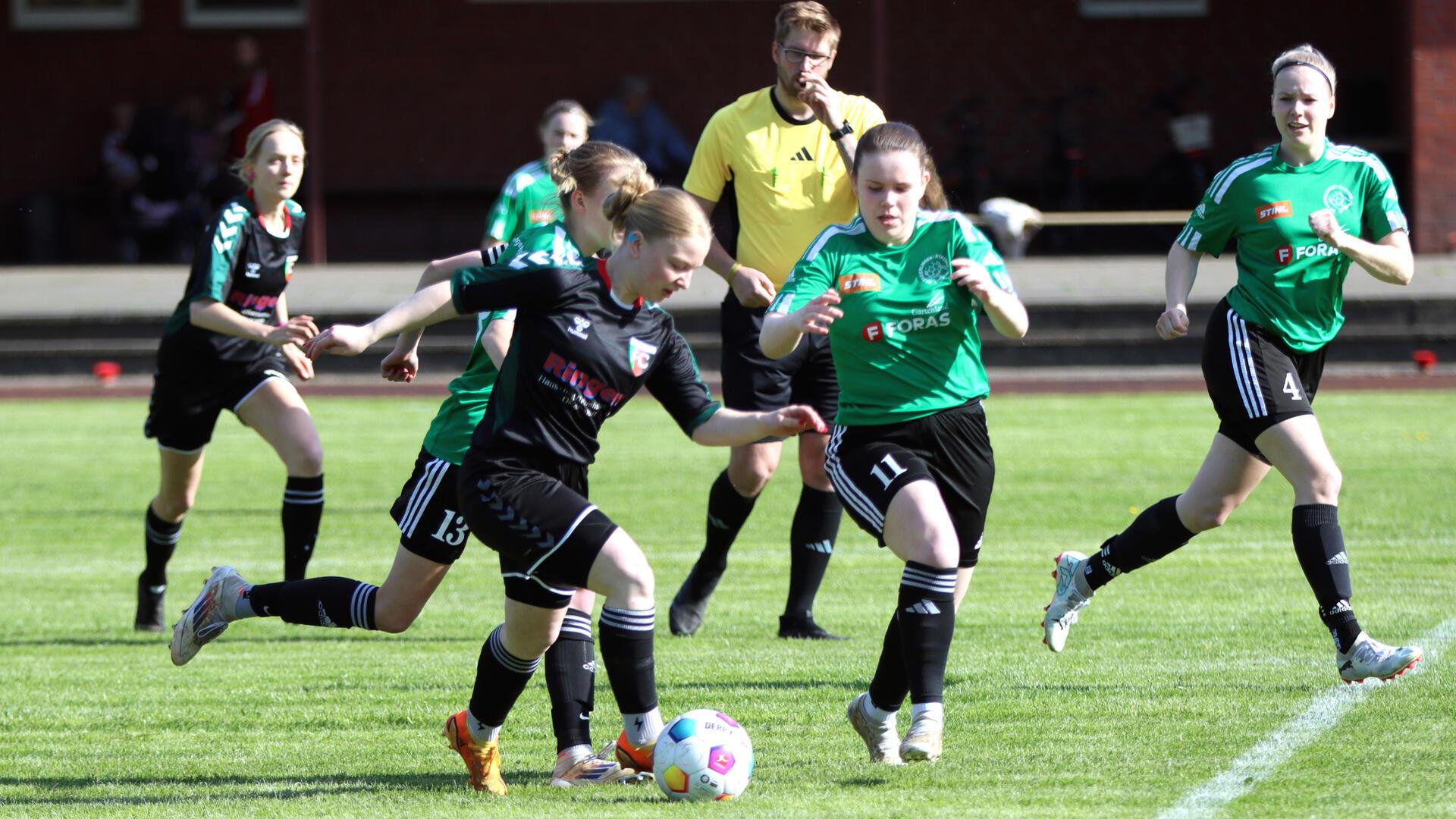 Milena van der Pütten (Nr. 11) stellt eine Gegenspielerin.