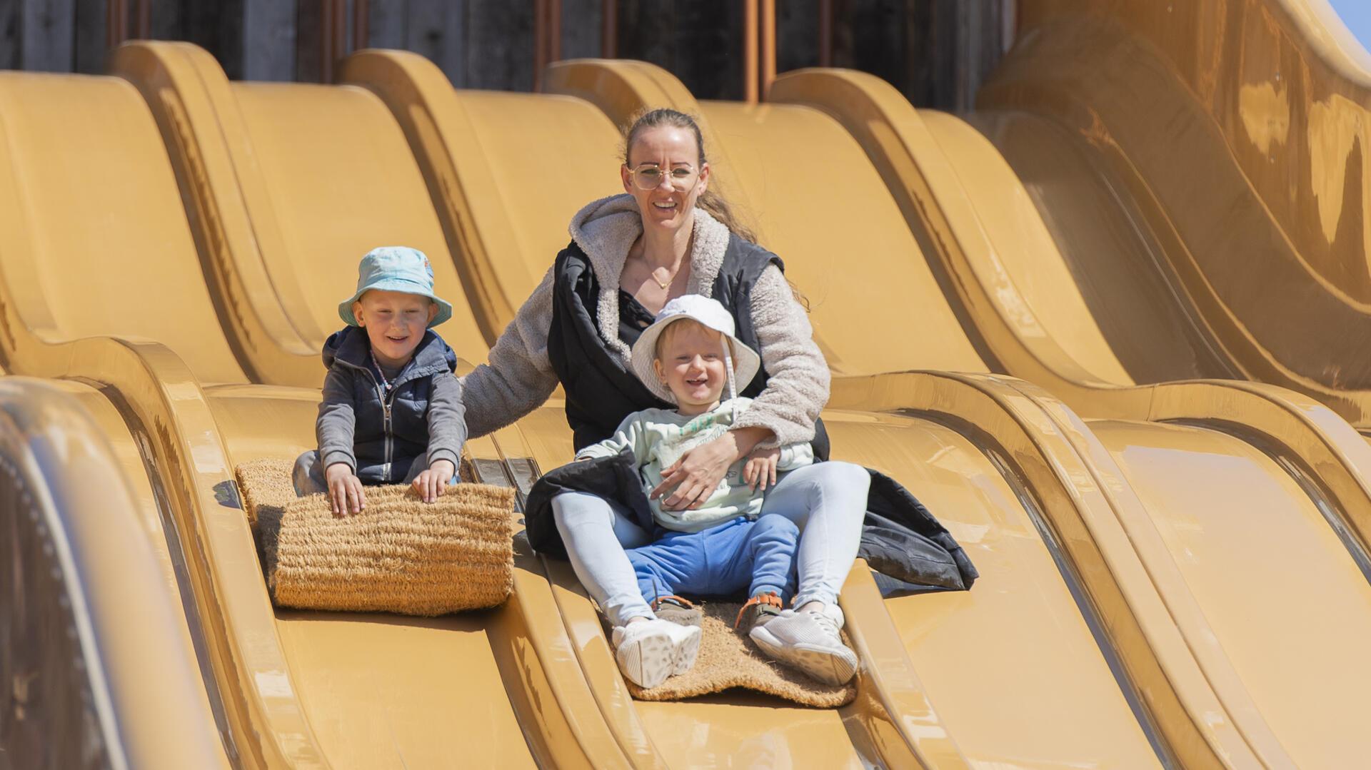 Mirella Mesanovic mit ihren Söhnen Brajan (4) und Lucian (2) auf der Klorutsche.  