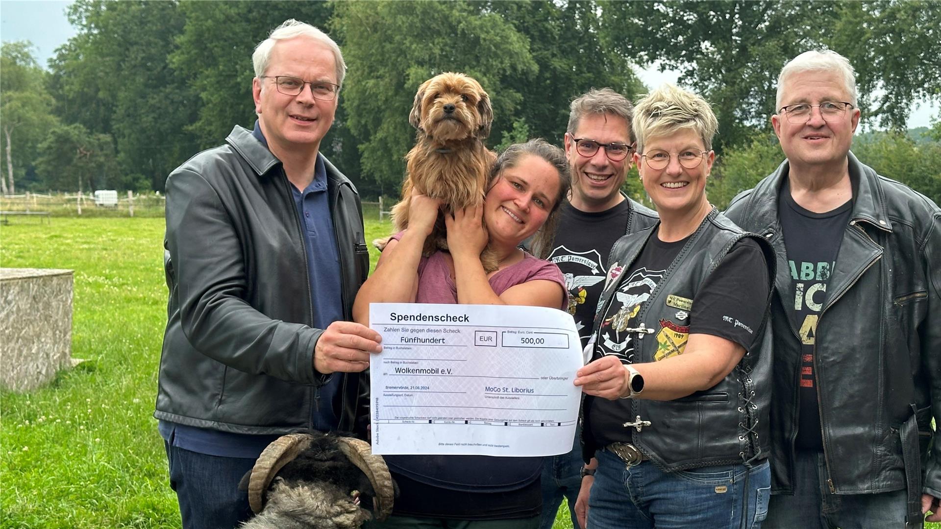 Miriam Scheer-Gerowski (Zweite von links) freut sich über die 500-Euro-Spende, die Pastor Gerhard Schäfer (von links), Michael und Martina Schröder sowie Henning Bütepage kürzlich übergaben. 