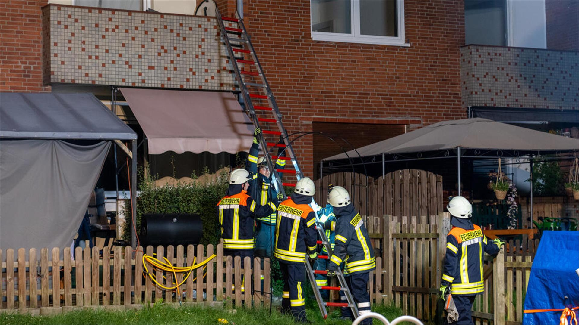 Mit 100 Einsatzkräften wurden die Bewohner des Hauses in Zeven gerettet und das Feuer gelöscht.