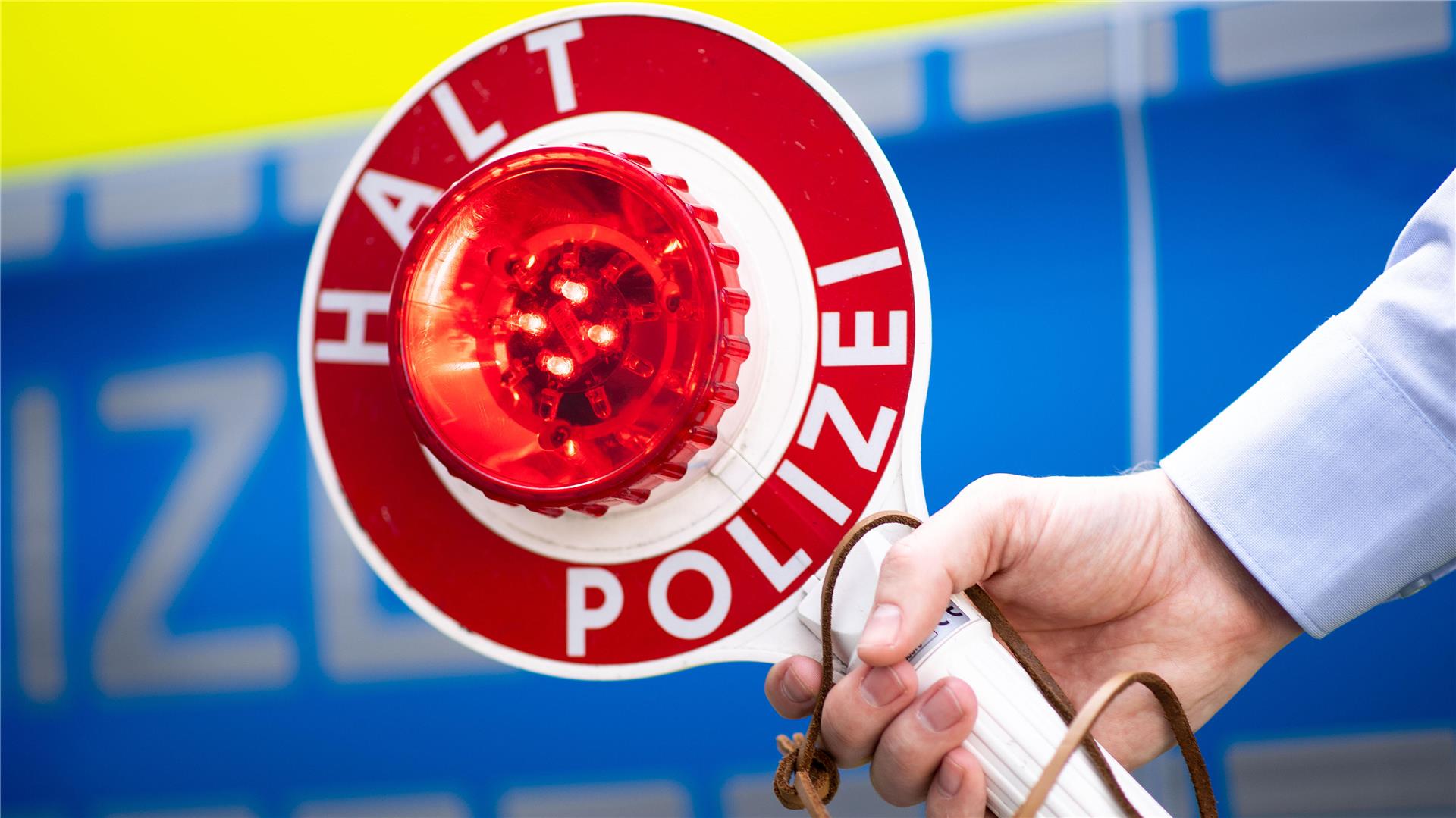 Polizeikelle vor Polizeiauto.  Mit 111 Stundenkilometern raste ein 19-jähriger BMW-Fahrer durch eine Tempo-30-Zone in Bremerhaven-Leherheide. Die Polizei zog Führerschein und Fahrzeug ein.