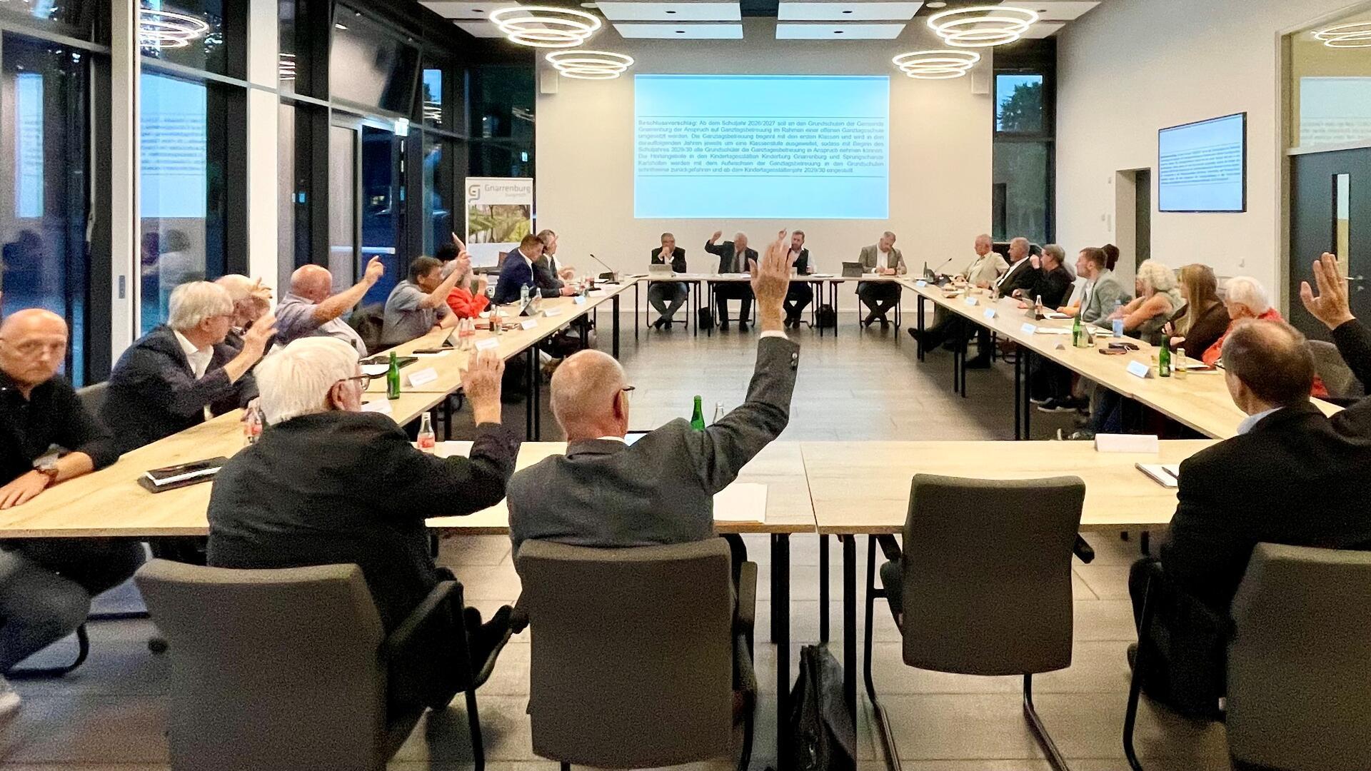 Mit 16 zu fünf Stimmen entschied der Gnarrenburger Gemeinderat bei zwei Enthaltungen die Einführung Ganztagsbeschulung zum Schuljahr 2026/27 an den beiden Grundschulen in Karlshöfen und Brillit.