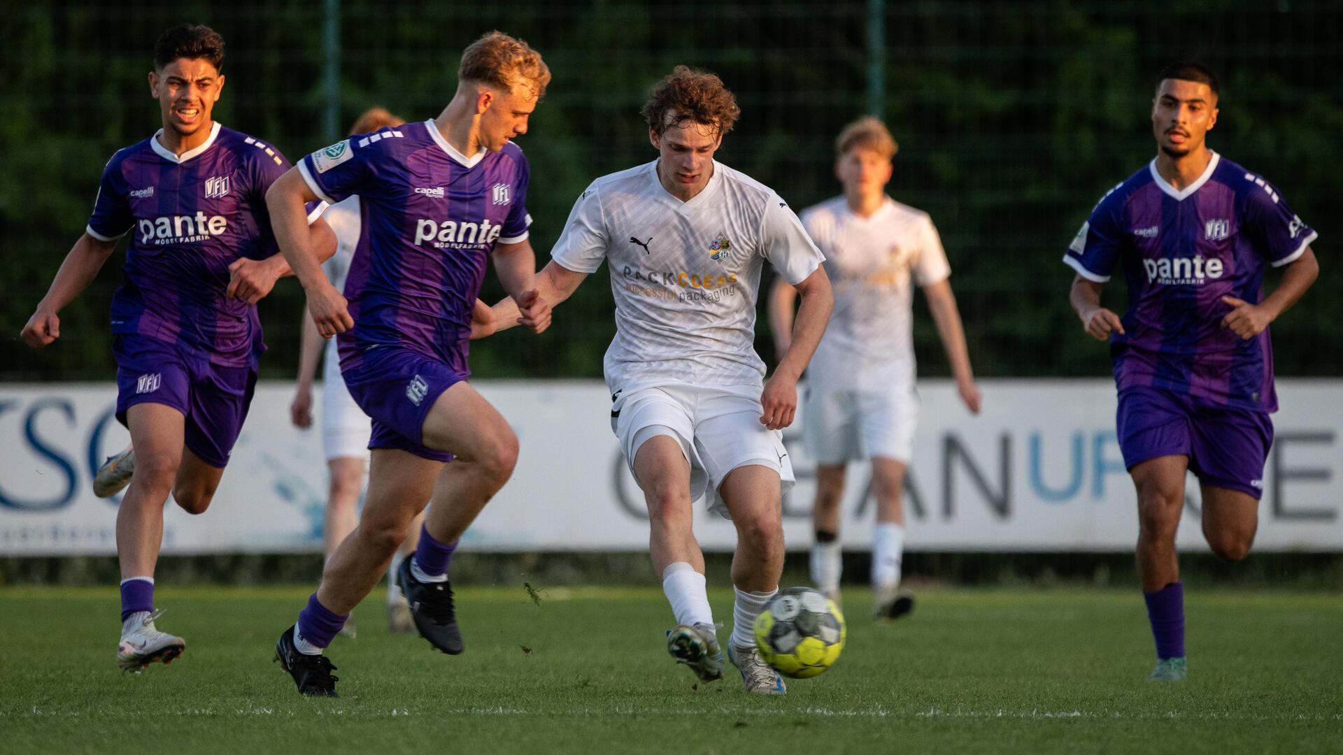 Mit 29 Treffern holte sich Ruwen Albrecht (Mitte) die Torjägerkanone in der U19-Regionalliga Nord.