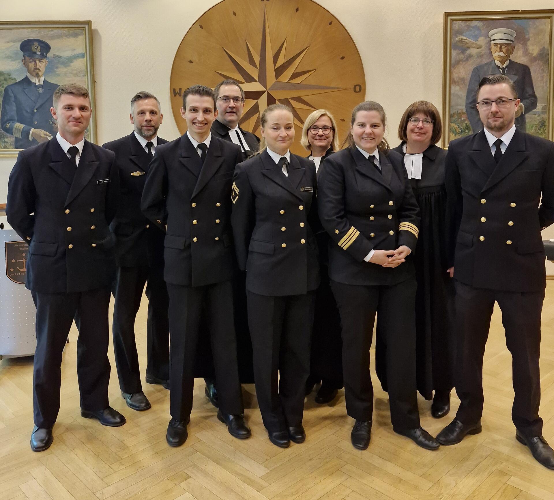 Mit Angehörigen der Technischen Staffel (vordere Reihe) haben (hinten, von links) Superintendent Albrecht Preisler, Militärpfarrerin Dr. Katja Bruns und Superintendentin Kerstin Tiemann den Gedenkgottesdienst gestaltet.


BU: Mit Angehörigen der Technischen Staffel (vordere Reihe) haben (hinten, von links) Superintendent Albrecht Preisler, Militärpfarrerin Dr. Katja Bruns und Superintendentin Kerstin Tiemann den Gedenkgottesdienst gestaltet.